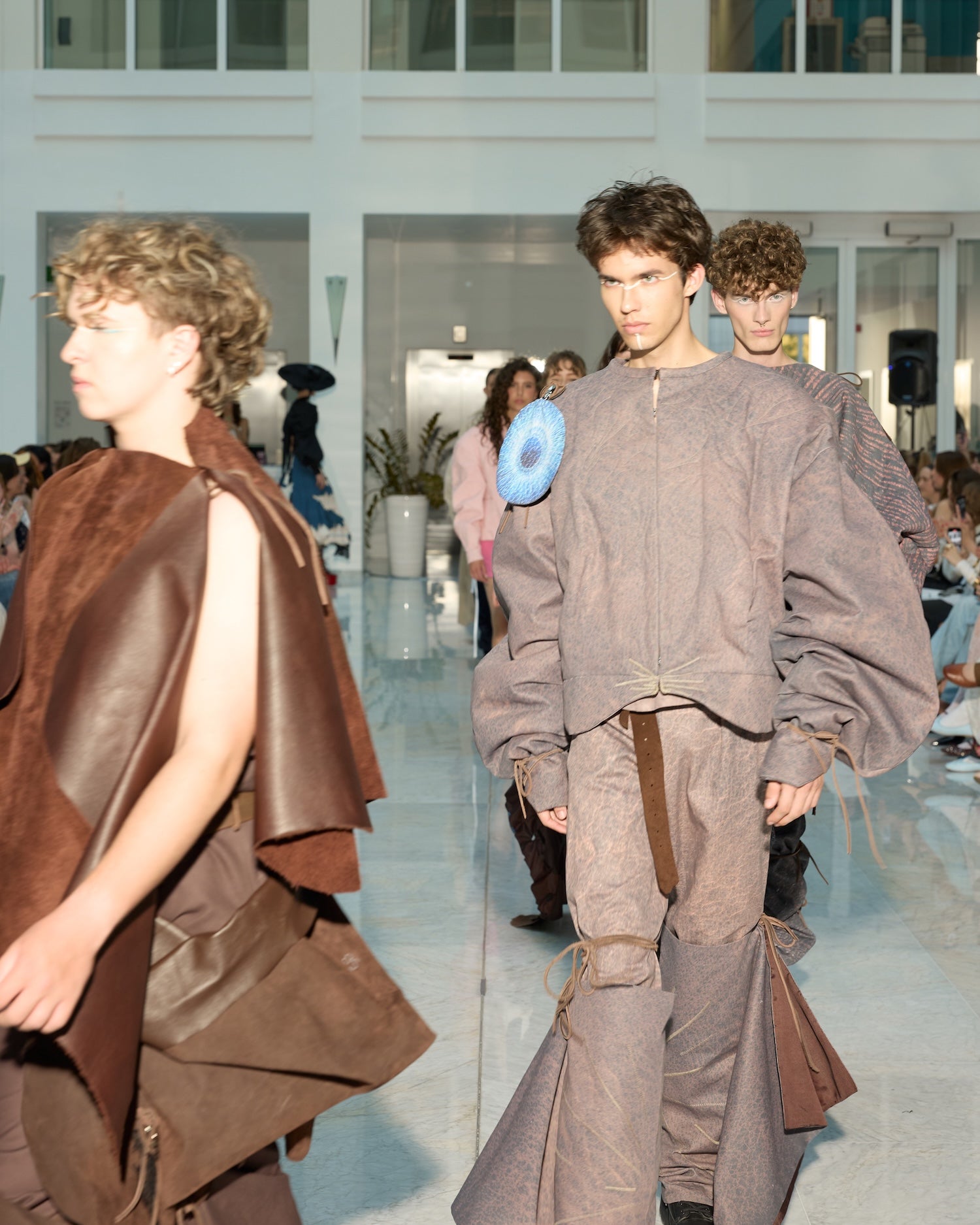 Valašský gobelín i pyžámka: zlínský ateliér Design oděvu představil absolventské kolekce poprvé v Praze