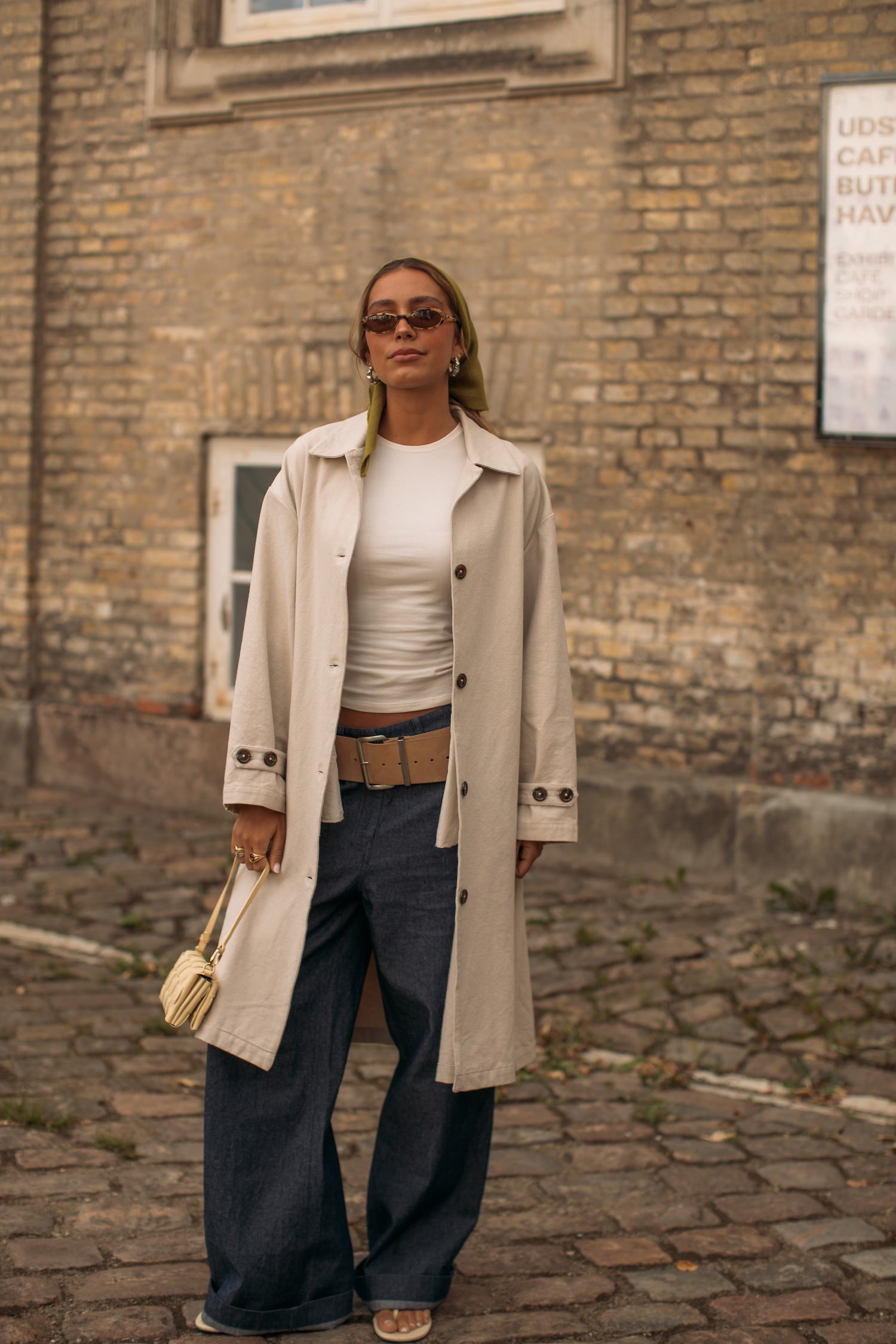 Detail, který promění každý outfit: pásek s výraznou přezkou