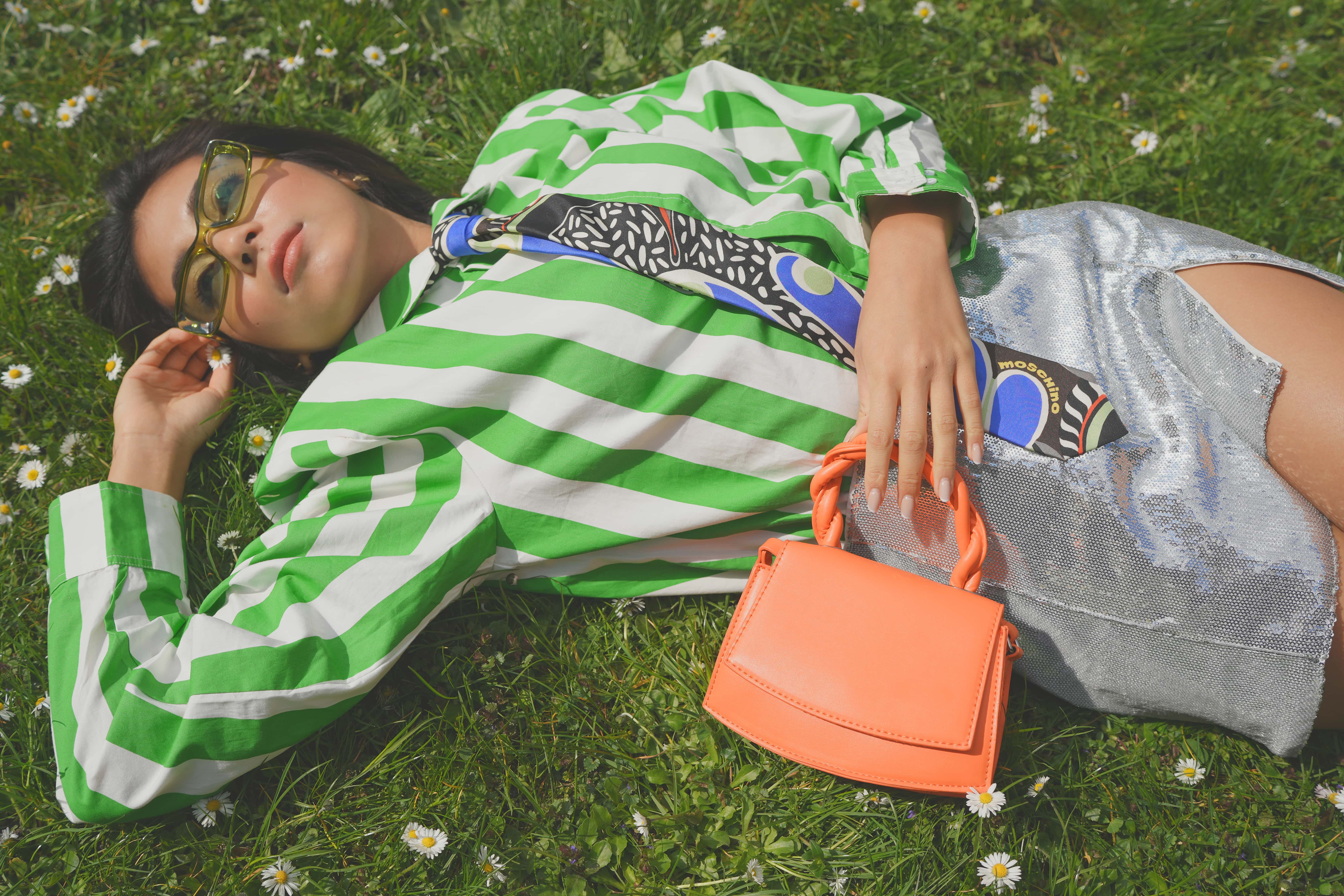 Košile, IIQUAL, 2 310 Kč, prodává Zalando. Sukně, Weekday, 1 090 Kč, prodává Zalando. Kravata, MOSCHINO, 2 210 Kč, prodává Zalando. Košile, IIQUAL, 2 310 Kč, prodává Zalando. Sukně, Weekday, 1 090 Kč, prodává Zalando. Kravata, MOSCHINO, 2 210 Kč, prodává Zalando.