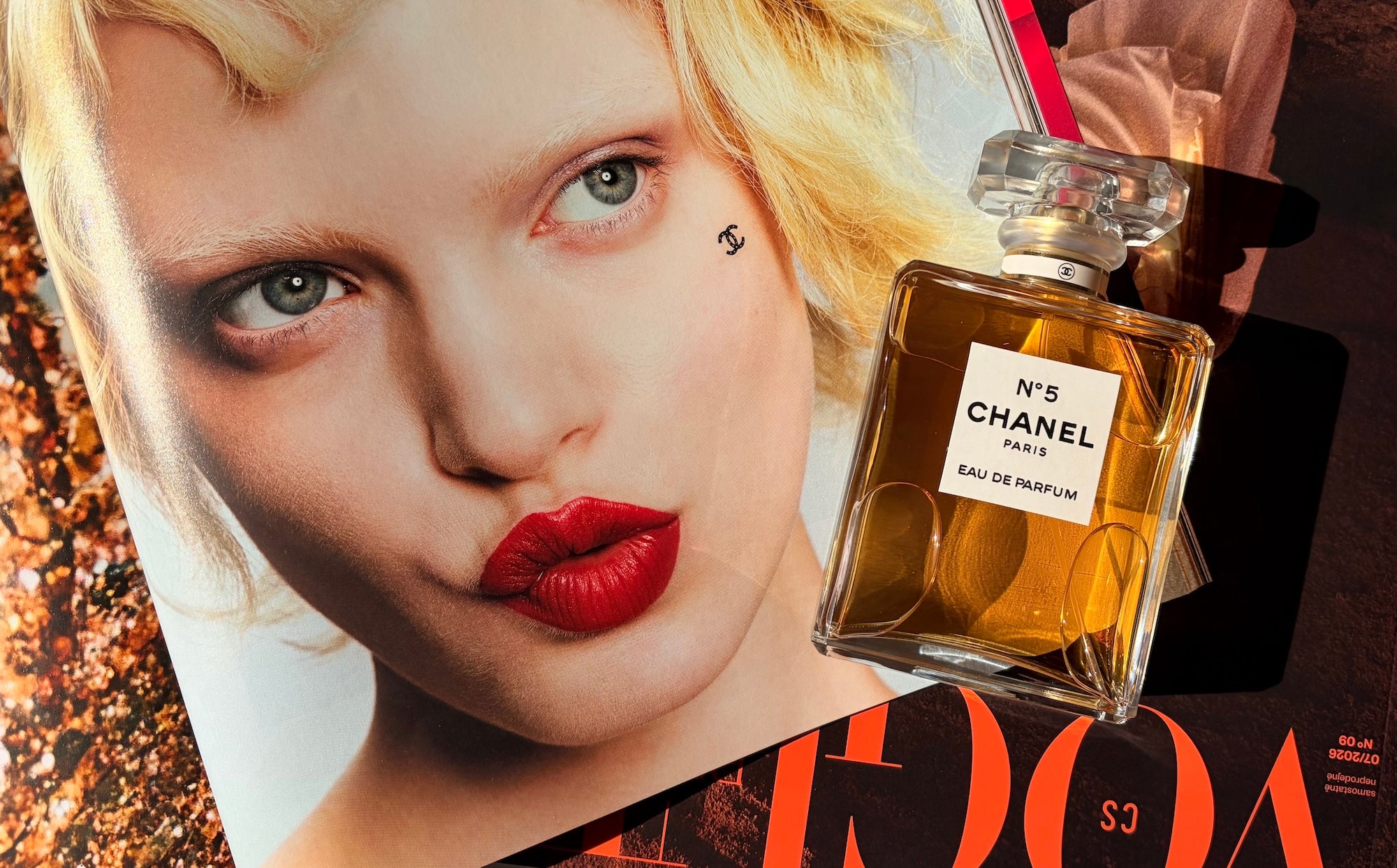 Do téhle vůně se nestárne, do ní se dospívá. Chanel N°5 znovu boří všechny předsudky a stírá hranice