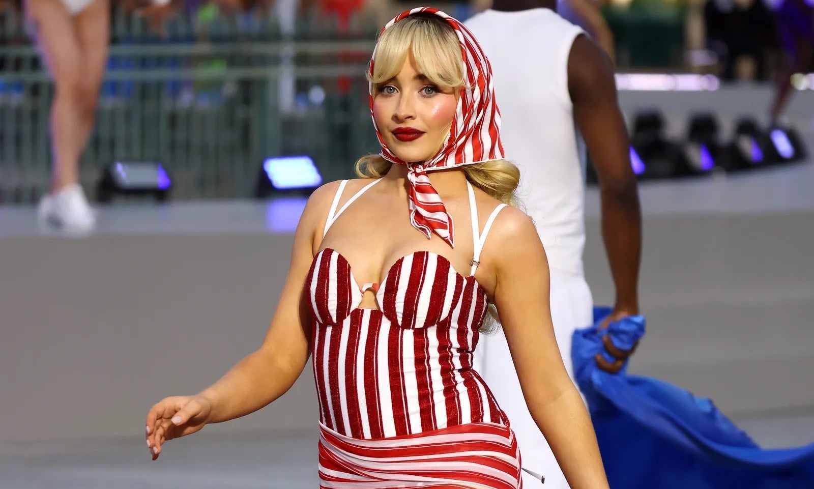 Sabrina Carpenter se objevila v retro plavkách na přehlídkovém mole Vogue World 2024 