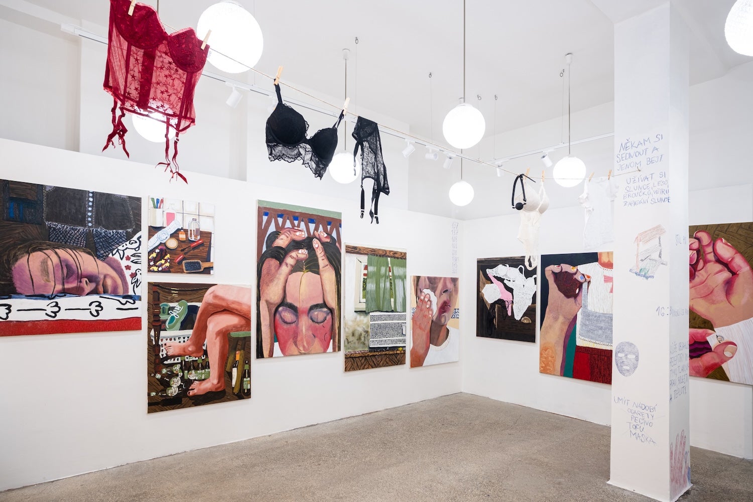 Malířka Klára Korbelová a její Nebe–peklo–ráj. Obnažující cesta od sebe k sobě