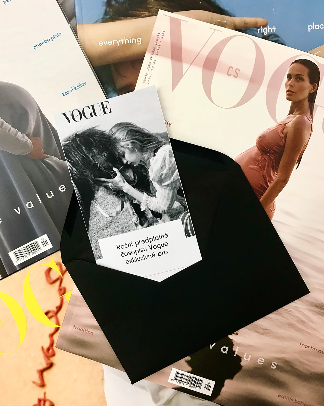 Darujte pod stromeček roční předplatné Vogue CS za speciální cenu. Vánoční voucher s topmodelkou Gigi Hadid obdržíte ihned e-mailem, kupujte na Vogue CS, 999 Kč / 39 €.  Po zadaní kódu VOGUE teď navíc můžete exkluzivně získat předplatné s bonusem 200 Kč!  Další nabídky předplatného s dárkem najdete zde.