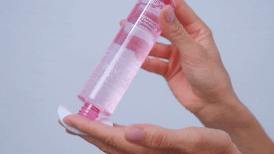 Jemně aplikujte TimeWise® Hydratační regenerační tonikum.