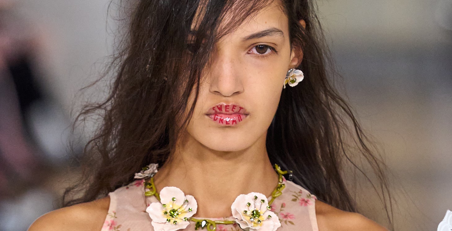Nový trend: rty, které mluví za vás. Simone Rocha ukazuje, že make-up je stejně důležitý jako šaty