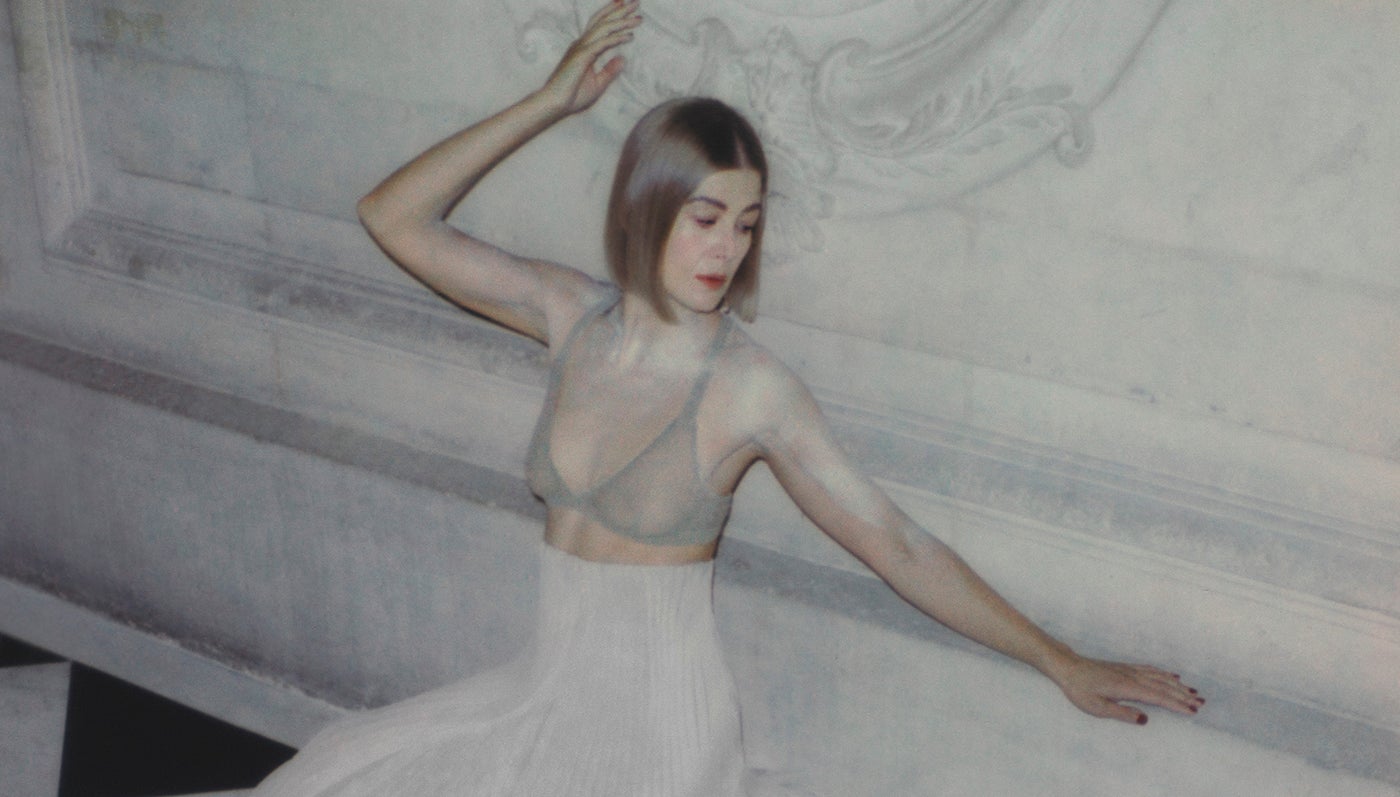 „Everyone who dedicates their life to fighting for peace and justice deserves great admiration,“ says Rosamund Pike in the exclusive cover interview