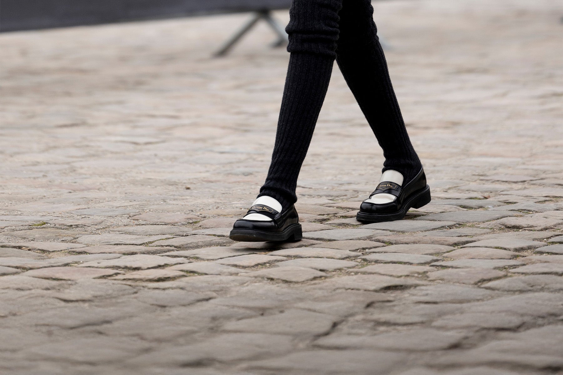 Nečekaný, ale o to žhavější trend. Dvoubarevné mokasíny jsou absolutní hit 