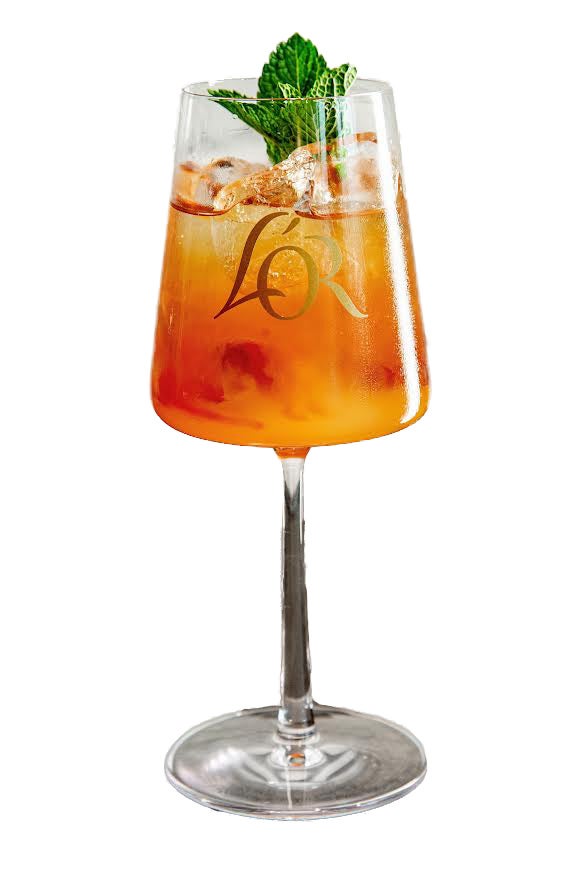 L’OR MARACUJA COFFEE SPRITZ: Oslavte konec prázdnin koktejlem, který se stal hitem letošního léta. Vyzkoušejte neodolatelné spojení marakujového likéru, prosecca a sody, které do jedinečného celku doplní espresso prémiové kávy L’OR. Sklenici na víno naplňte ledem, přidejte 10 cl prosecca, 2 cl likéru Chinola, 5 cl sody a jemně zamíchejte. Do připravené sklenice nalijte pomalu přes led espresso L’OR, dozdobte mátou. Na zdraví! L’OR, prodává L'OR.  #voguepromotion