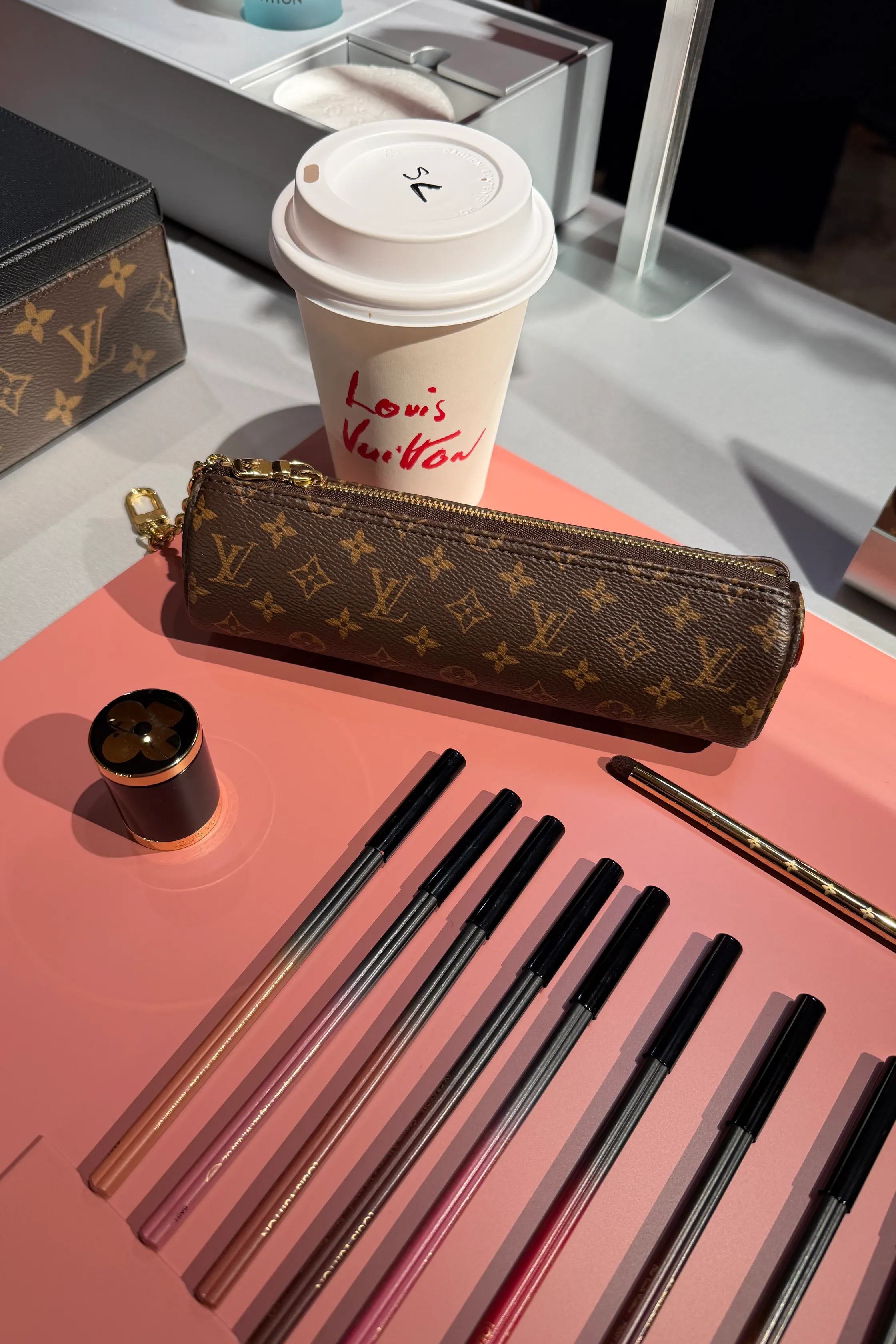 Pat McGrath v exkluzivní předpremiéře pro Vogue odhaluje své nové make-up poklady pro Louis Vuitton