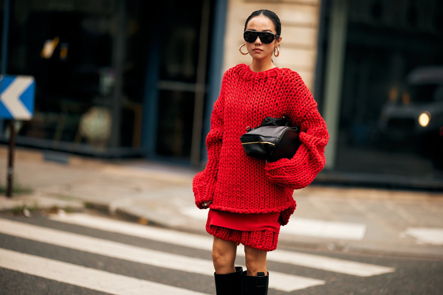 Nejrychlejší cesta k výraznému zimnímu looku? Červený svetr 