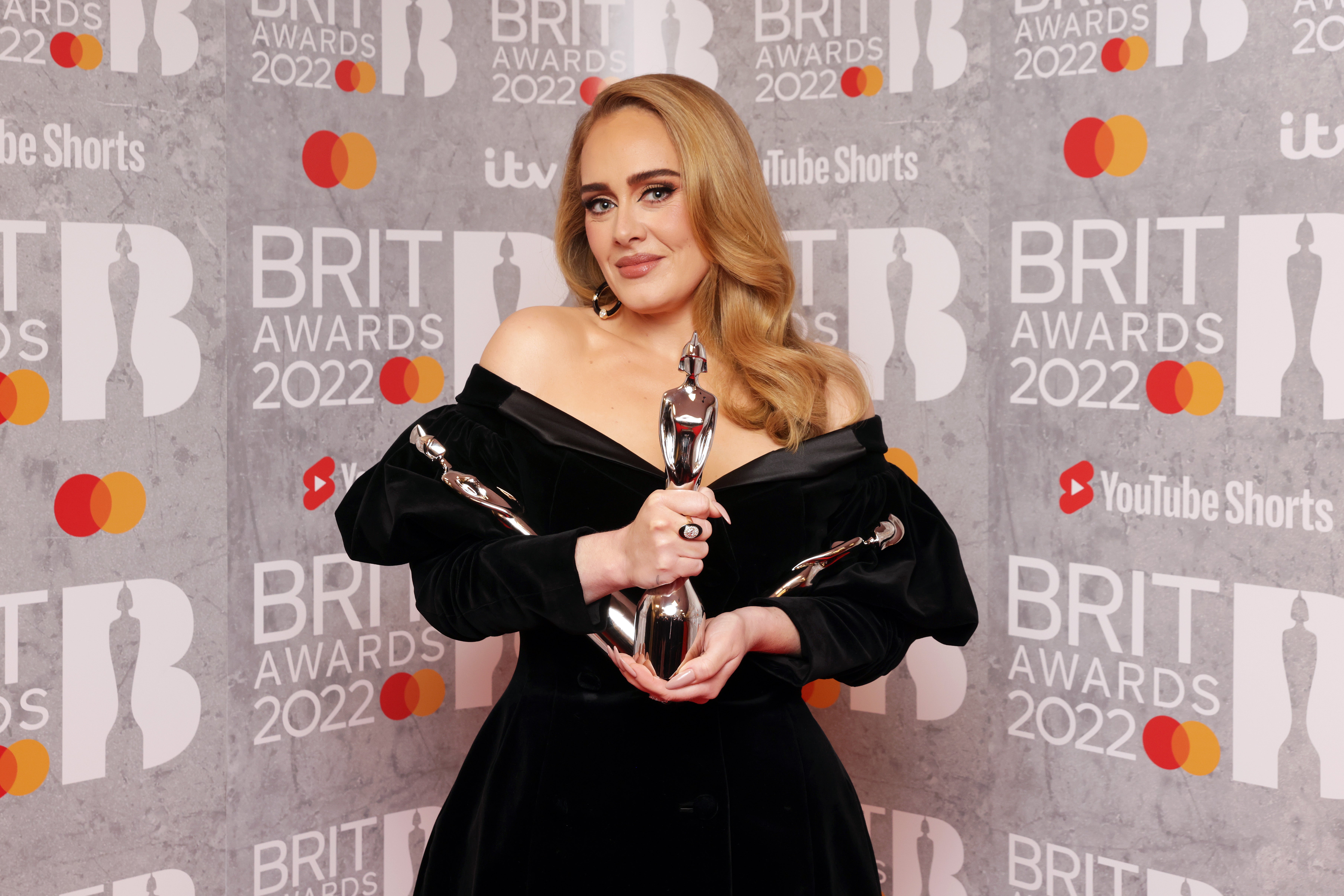 Brit Awards ovládla Adele. Má ocenění za umělkyni, píseň i album roku
