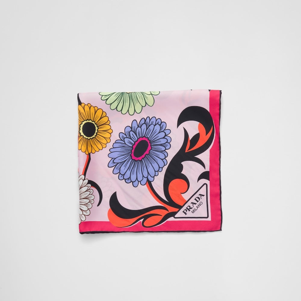 DO VLASŮ: Hedvábný šátek s potiskem květin, Prada, prodává Prada, 5200 Kč