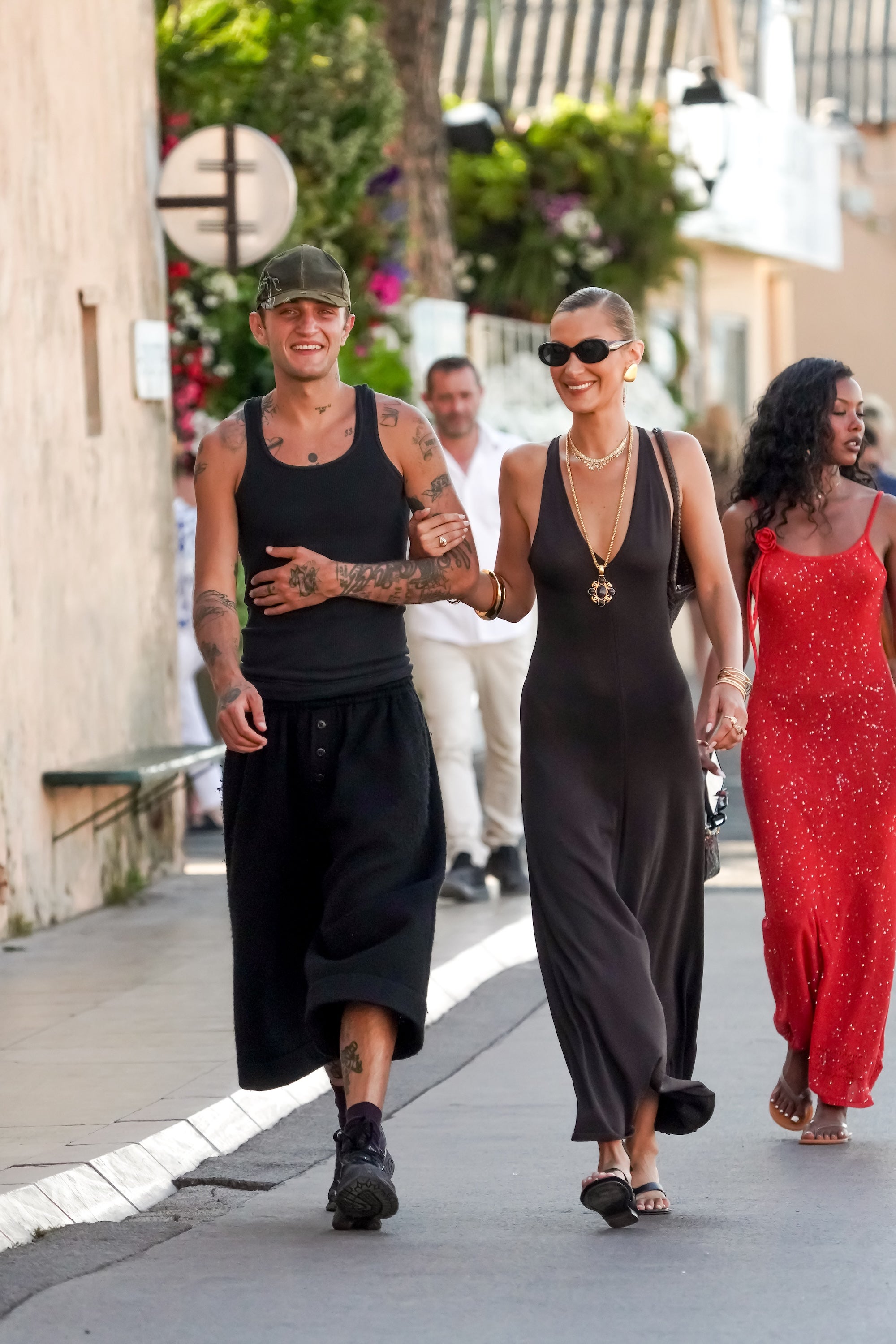 Bella Hadid nosí nejvíc cool letní trend roku 2026. A překvapivě je celý černý