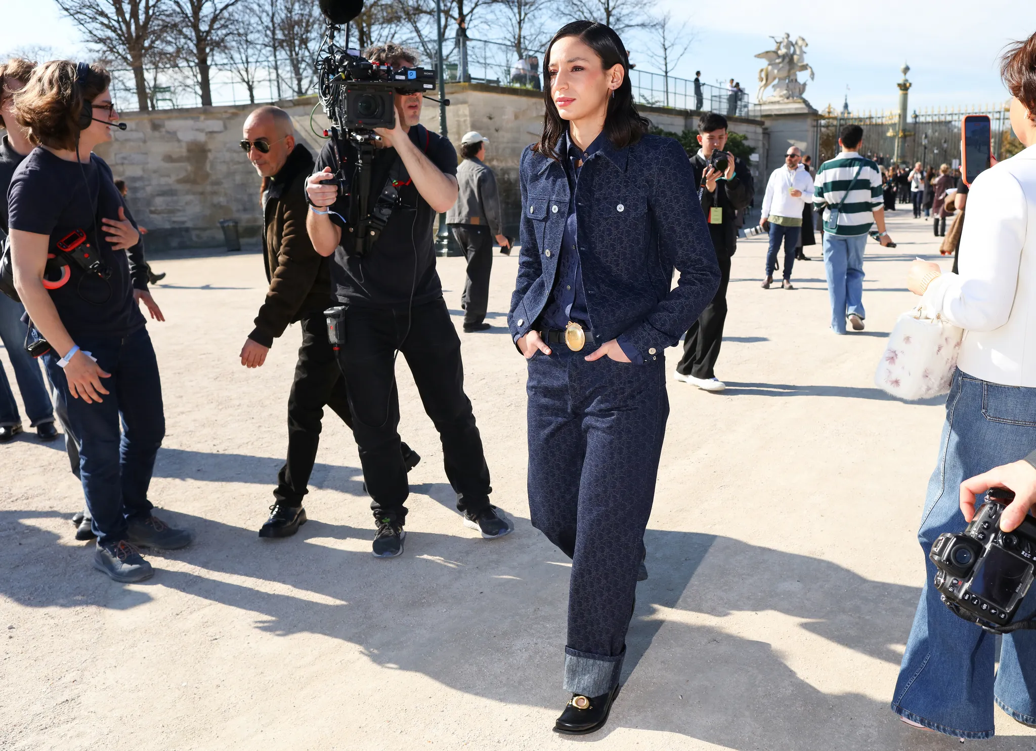 Džínový manuál pro jaro 2026. Zapomeňte na klišé o Francouzkách, toto jsou trendy, které vládnou Paříži