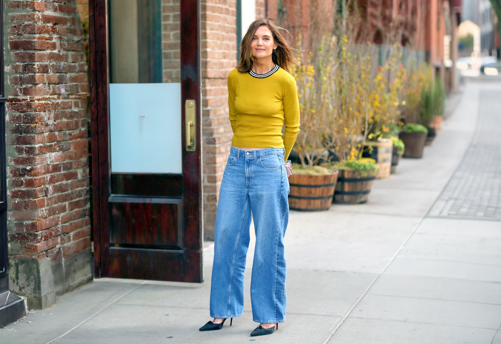 Jak nosit baggy jeans v roce 2026? Inspirujte se Katie Holmes