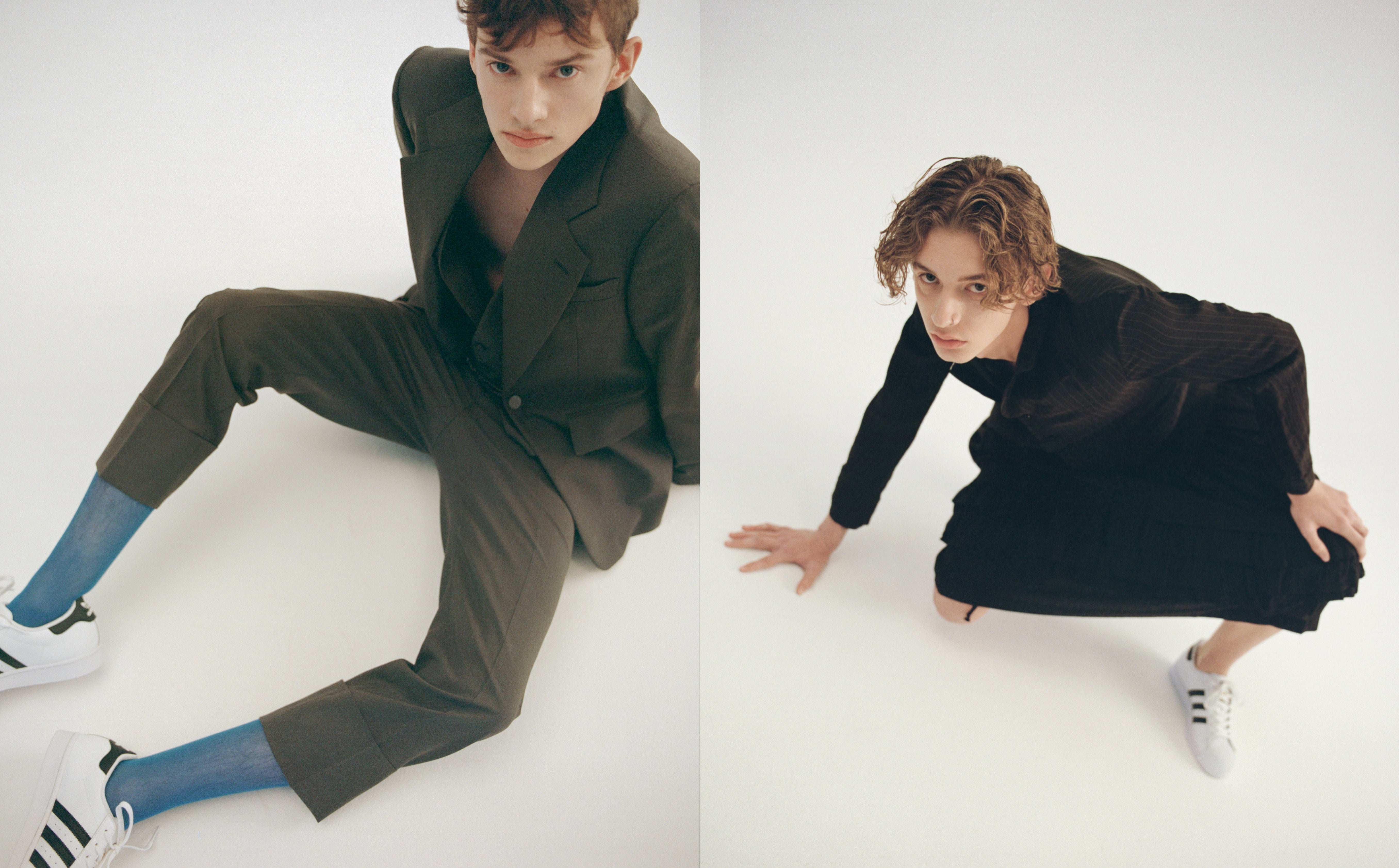 Vlevo: kalhoty sako, obojí Vivienne Westwood (prodává The Store); punčochy, Wolford; tenisky, adidas Superstar. Vpravo: sukně, sako, obojí Comme des Garçons (prodává The Store); tenisky, adidas Superstar. Vlevo: kalhoty sako, obojí Vivienne Westwood (prodává The Store); punčochy, Wolford; tenisky, adidas Superstar. Vpravo: sukně, sako, obojí Comme des Garçons (prodává The Store); tenisky, adidas Superstar.