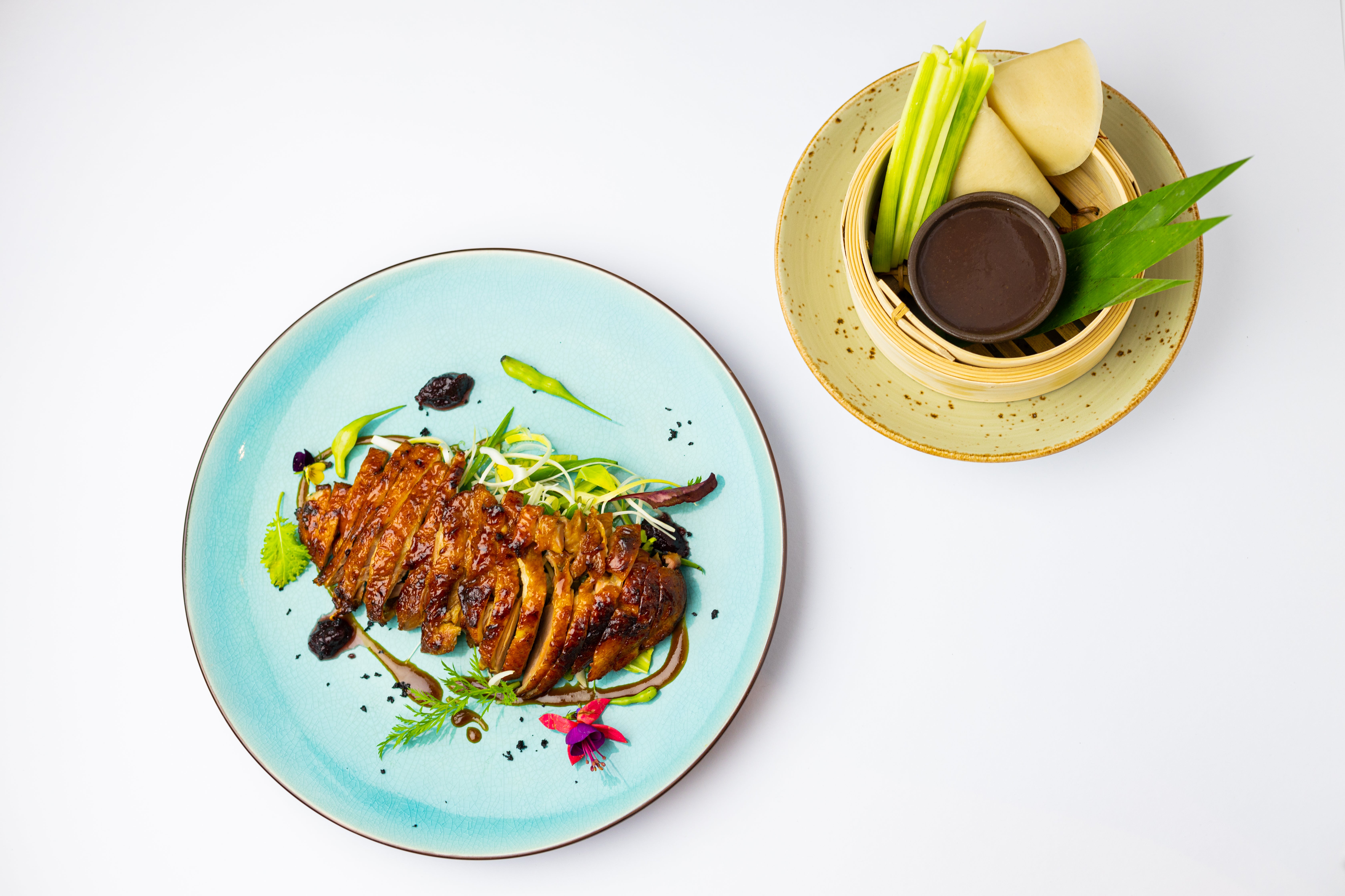 Pekingská kachna je před pečením glazovaná s hoisin omáčkou, aby kůže zůstala co nejkřupavější. Podává se s mandarínskými palačinkami potřenými sezamovým olejem, čerstvou okurkou, jarní cibulkou, pórkem a domácí hoisin omáčkou, která se dělá z fermentovaných sojových bobů. Pekingská kachna je před pečením glazovaná s hoisin omáčkou, aby kůže zůstala co nejkřupavější. Podává se s mandarínskými palačinkami potřenými sezamovým olejem, čerstvou okurkou, jarní cibulkou, pórkem a domácí hoisin omáčkou, která se dělá z fermentovaných sojových bobů.