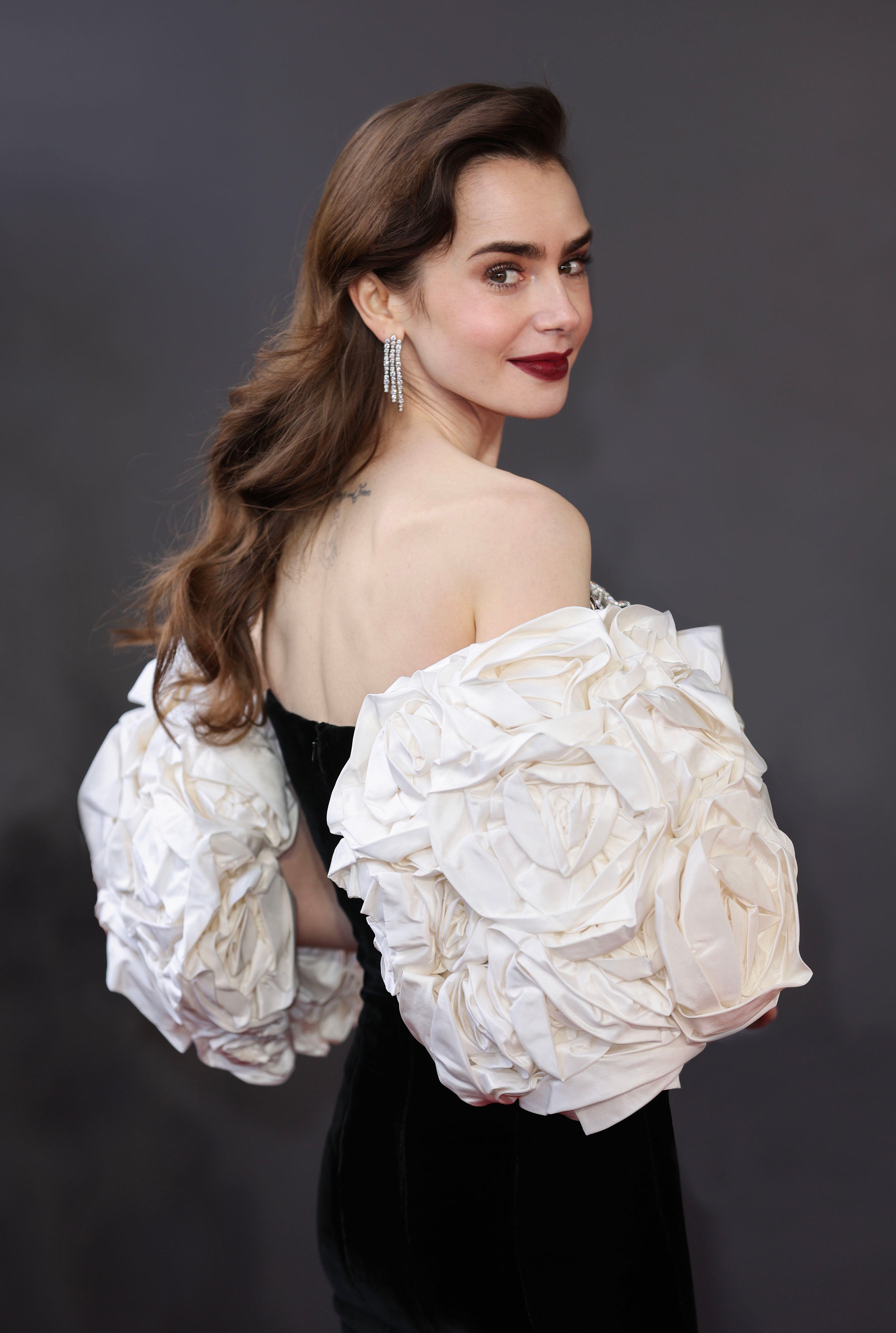 Lily Collins: Tipy z beauty rutiny a tajemství šťastného života