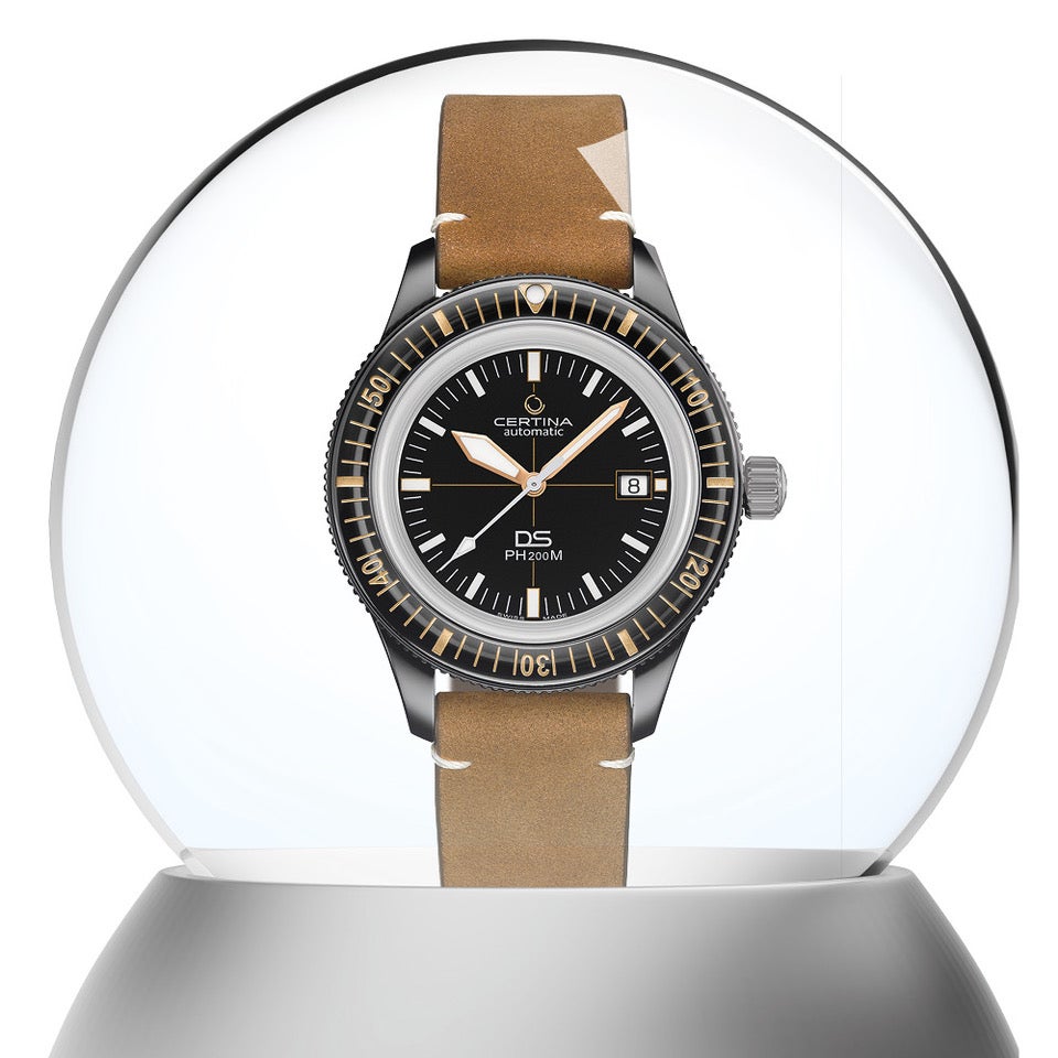 STYL  Automatické potápěčské hodinky Certina DS PH200M v nadčasovém designu na Vánoce jistě ocení nejen sezonní lovci kaprů, ale všichni styloví městští dobrodruzi. Prodává Certina, 25 890 Kč