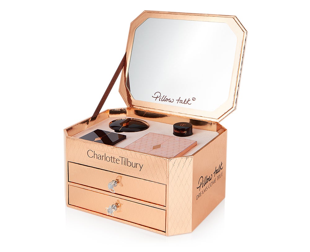 Sada 14 produktů z kolekce Pillow Talk ve zlaté šperkovnici, CHARLOTTE TILBURY, prodává Charlotte Tilbury, 380 €
