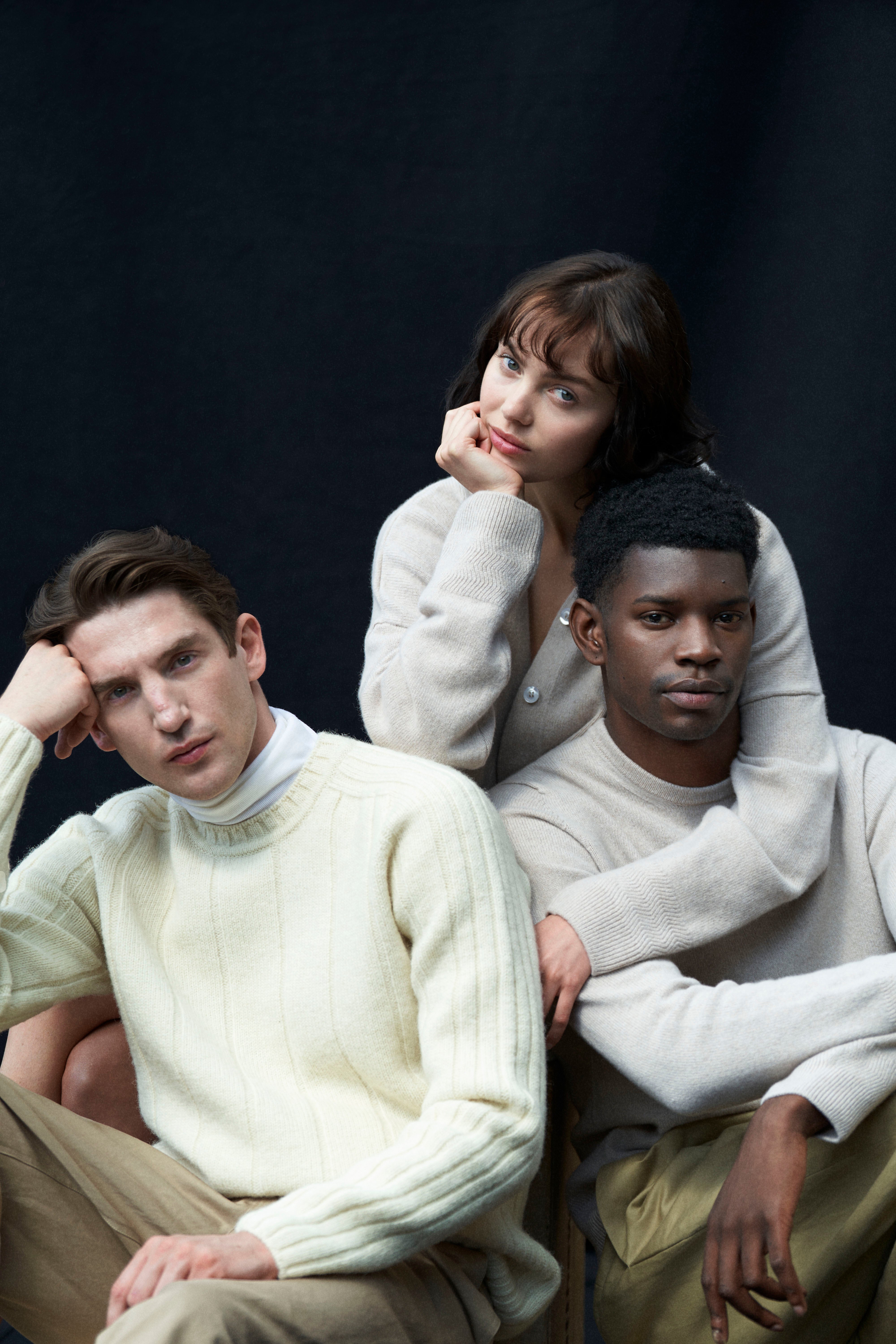 Svetry, které můžete nosit od zimy do léta