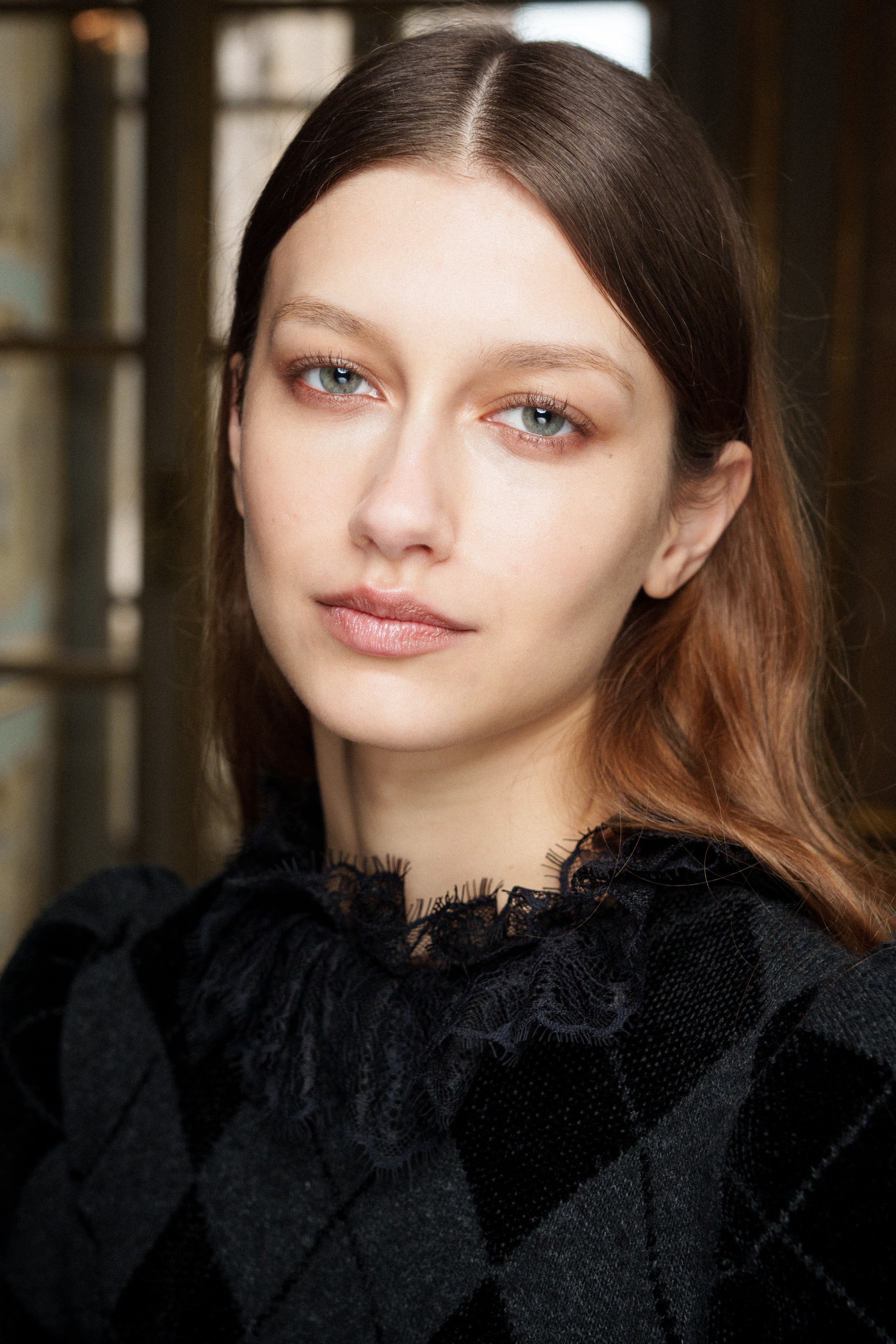 Gumičky na uších proti otokům obličeje: Opravdu fungují, nebo je to jen další trend z TikToku?