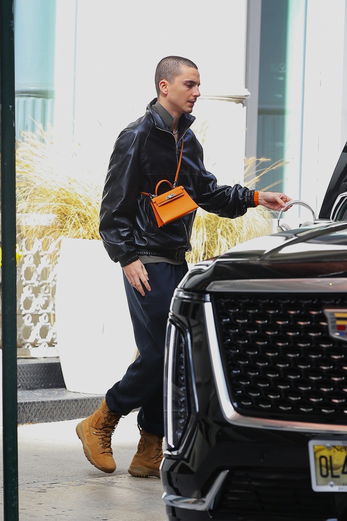 Timothée Chalamet s kultovní kabelkou v ikonickém odstínu nastavuje nový trend