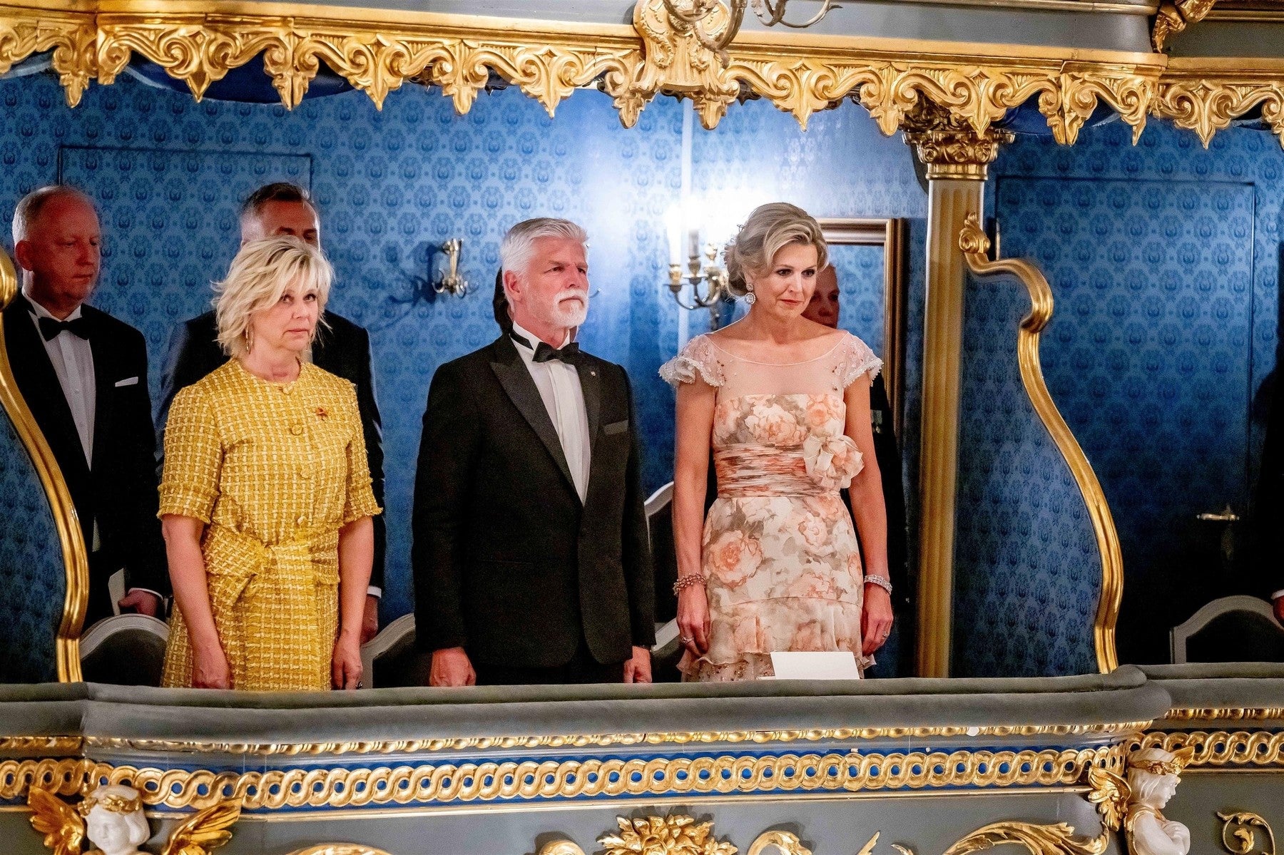 Královna Máxima si během návštěvy Prahy nechala to nejlepší na konec. Do divadla přišla ve vintage šatech Valentino 