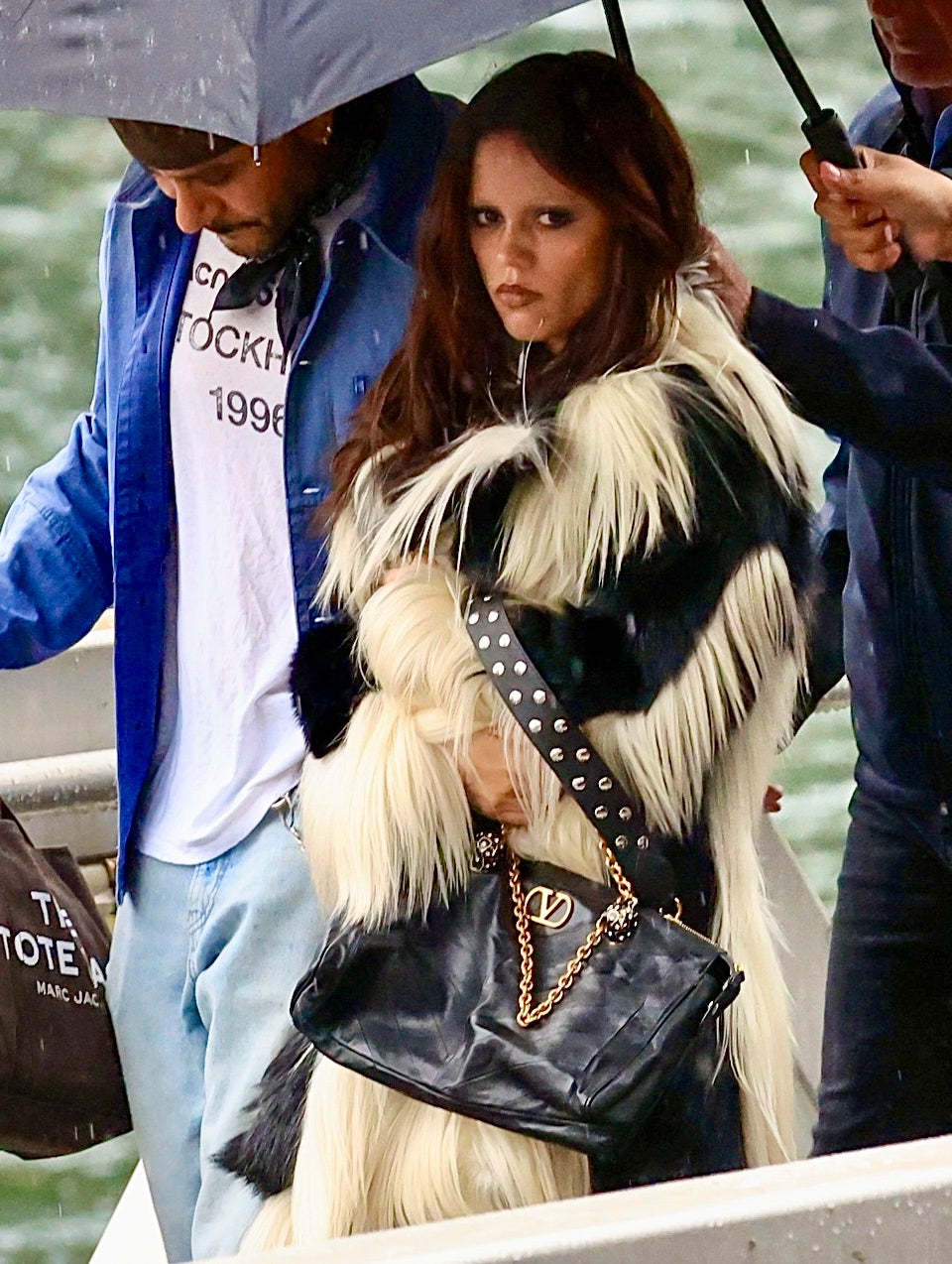 Jenna Ortega s kabelkou Valentino Garavani Panthea v Sydney, 14. srpna 2025