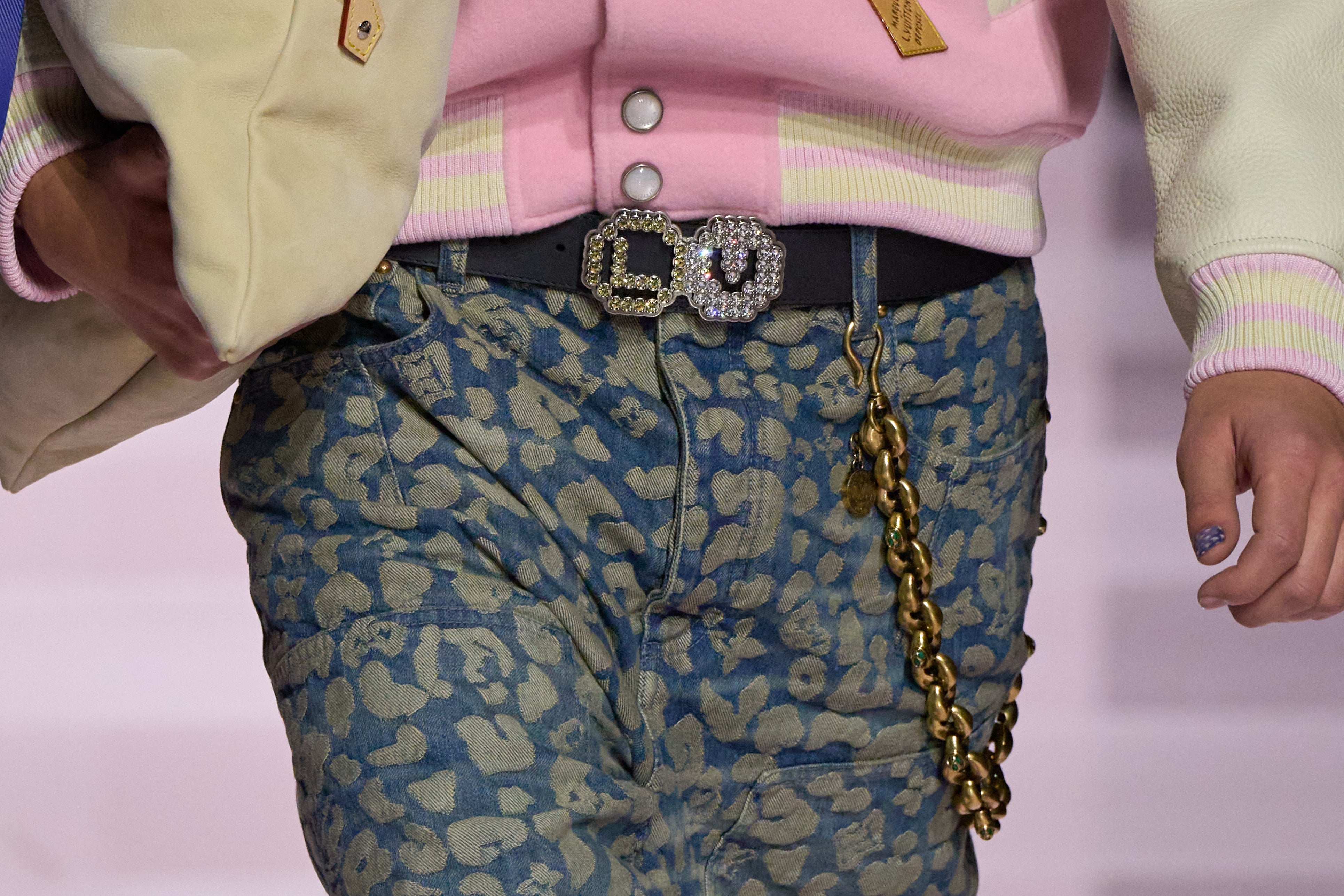 Objevte tři trendy, které povýší vaše džíny na hlavní hvězdu podzimního šatníku