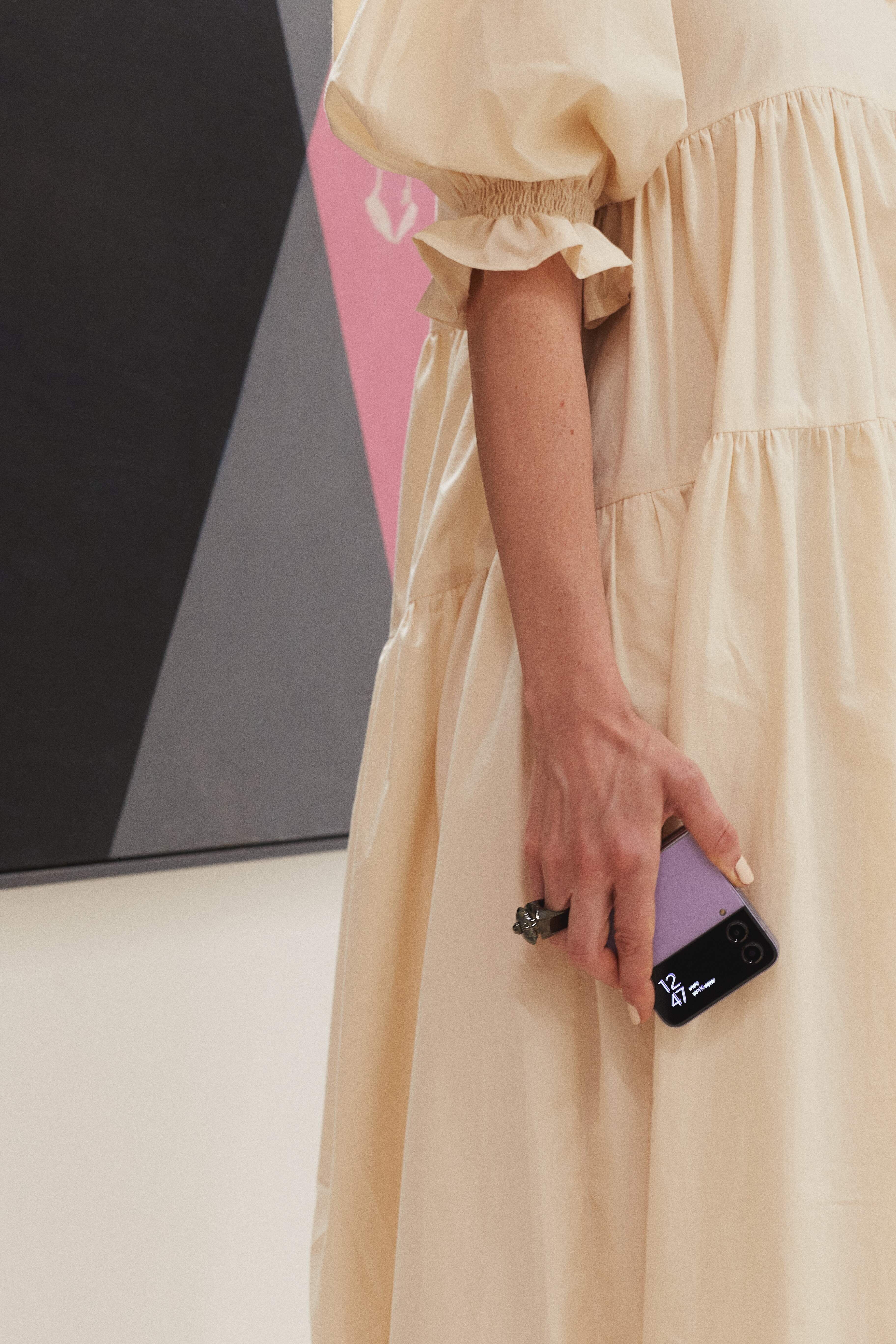 Frederika má na sobě prstýnek, Swarovski; šaty, Anna Tran.  Jiří Kovanda: Miláčku, co s tebou, 1987