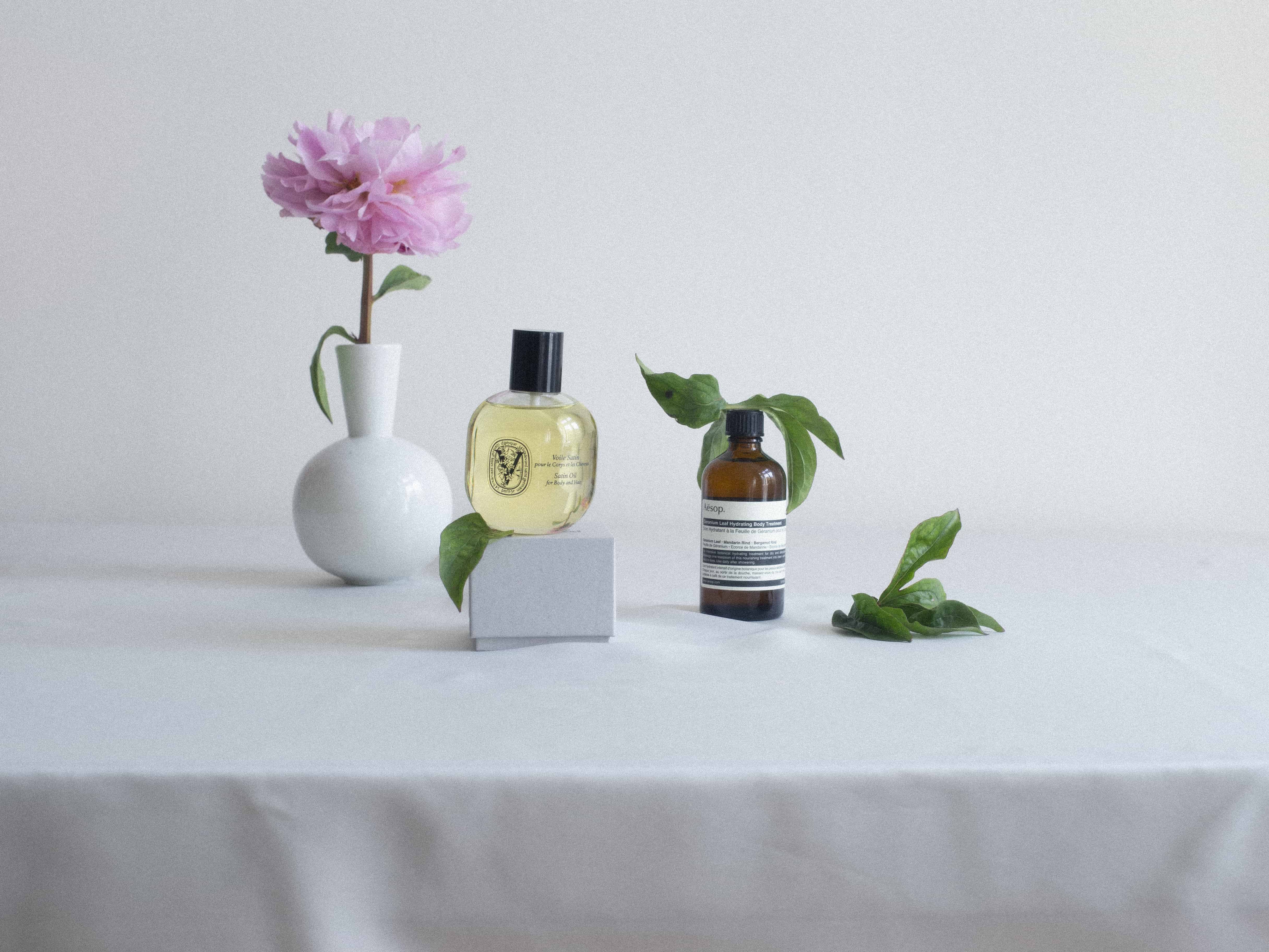 Tělový olej Satin Oil, DIPTYQUE, prodává Ingredients, 1250 Kč; tělový olej Geranium Leaf Body Treatment, AESOP, prodává Ingredients, 750 Kč Tělový olej Satin Oil, DIPTYQUE, prodává Ingredients, 1250 Kč; tělový olej Geranium Leaf Body Treatment, AESOP, prodává Ingredients, 750 Kč