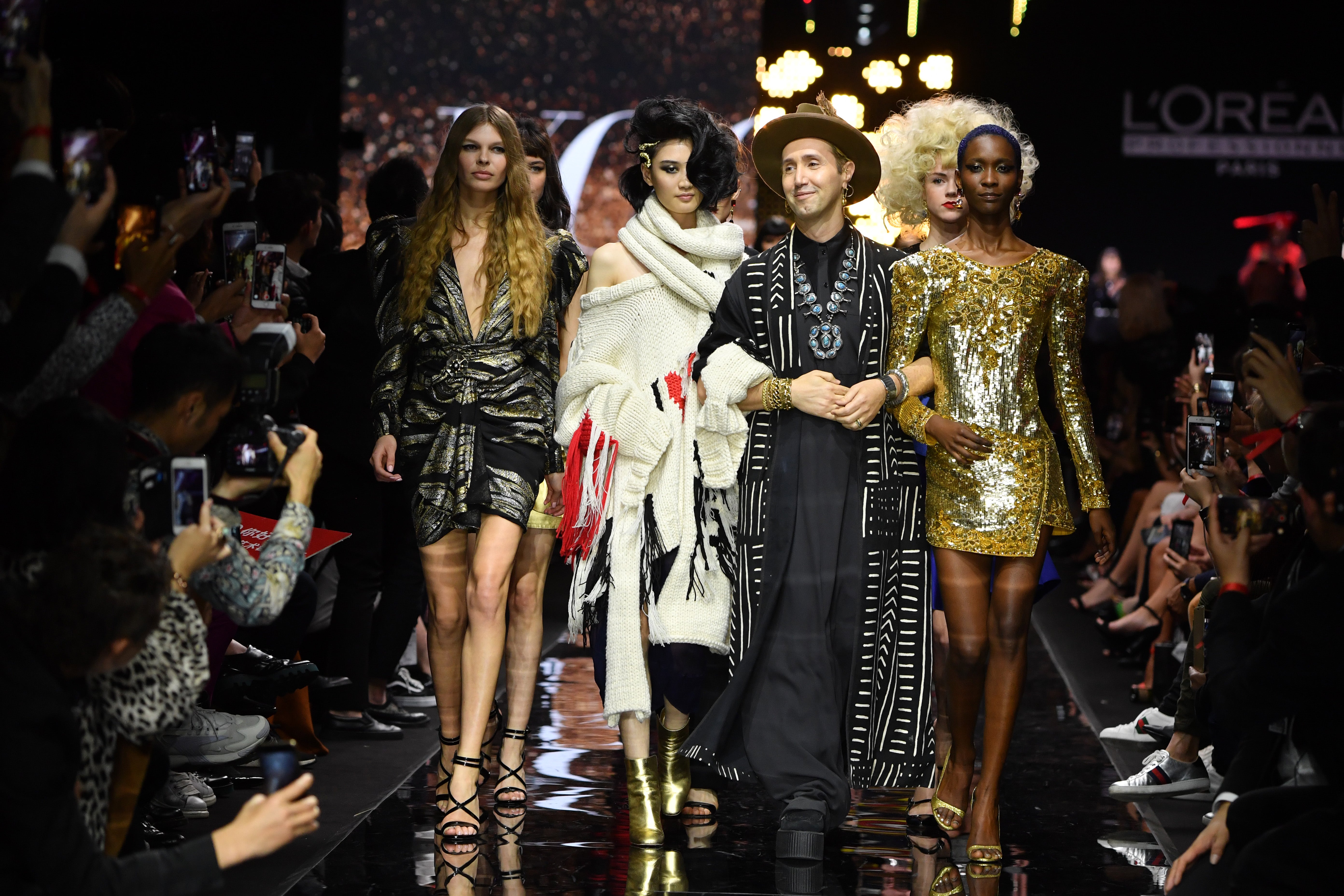 Adir Abergel s modelkami na La French-Art Of Coloring, 24. března 2019 v Paříži Adir Abergel s modelkami na La French-Art Of Coloring, 24. března 2019 v Paříži