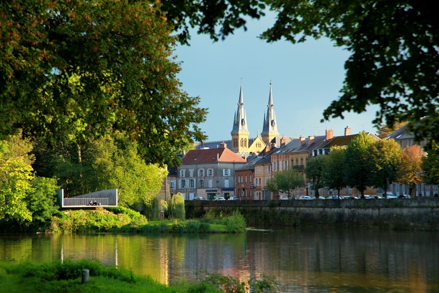 Rimbaudovo rodiště Charleville, řeka Meuse, někdejší nábřeží de la Madeleine a dům, v němž Rimbaudovi většinu času v Charleville bydleli