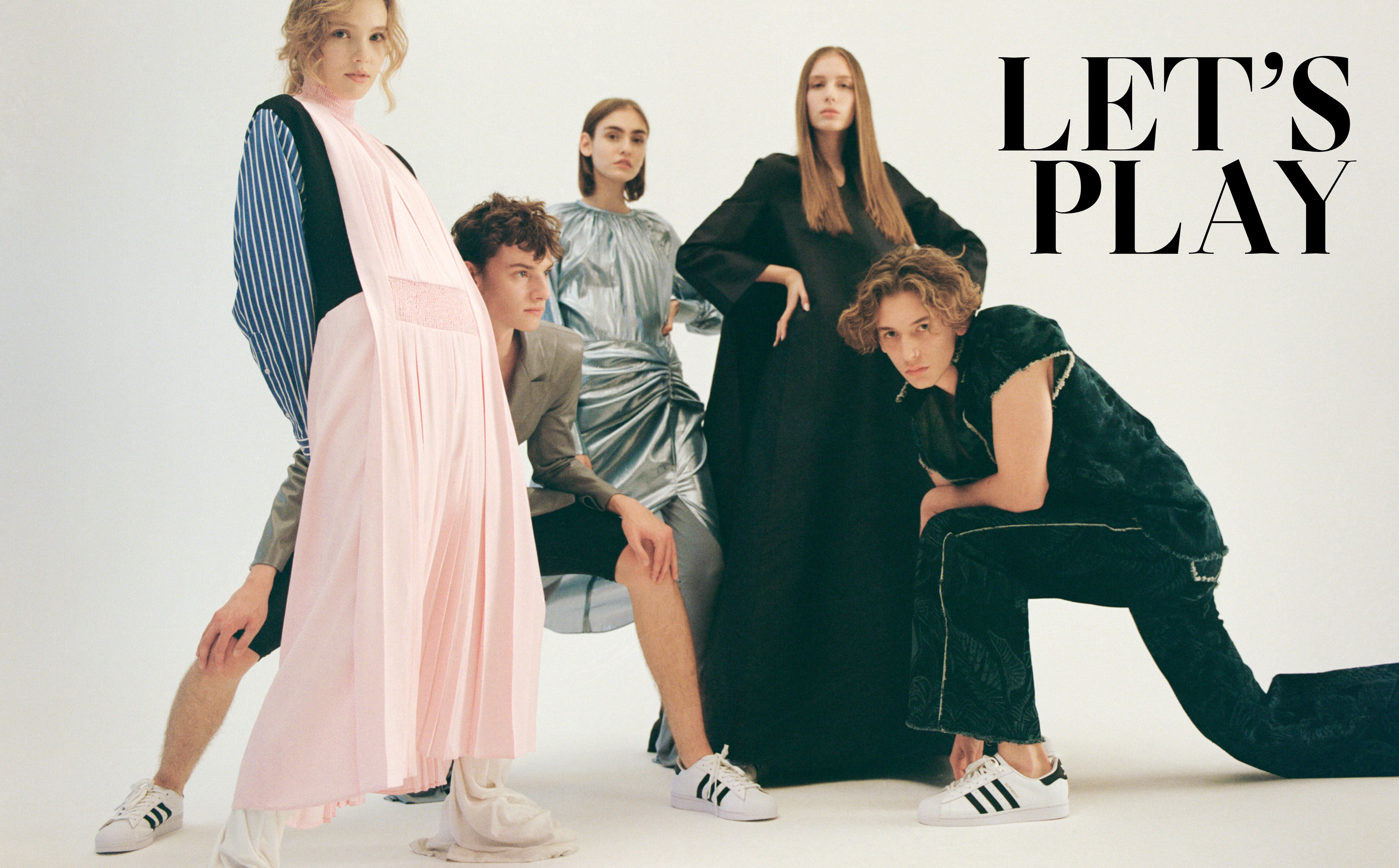 Andrea, šaty, Prada; kalhoty, Laformela; tenisky, adidas Superstar. Matěj, sako, Laformela; kalhoty, Nehera; tenisky, adidas Superstar. Adéla, šaty, kalhoty, obojí Laformela; tenisky, adidas Superstar. Karolina, šaty, Dior; tenisky, adidas Superstar. Jakub, kalhoty, vesta, obojí Dior; tenisky, adidas Superstar. Andrea, šaty, Prada; kalhoty, Laformela; tenisky, adidas Superstar. Matěj, sako, Laformela; kalhoty, Nehera; tenisky, adidas Superstar. Adéla, šaty, kalhoty, obojí Laformela; tenisky, adidas Superstar. Karolina, šaty, Dior; tenisky, adidas Superstar. Jakub, kalhoty, vesta, obojí Dior; tenisky, adidas Superstar.