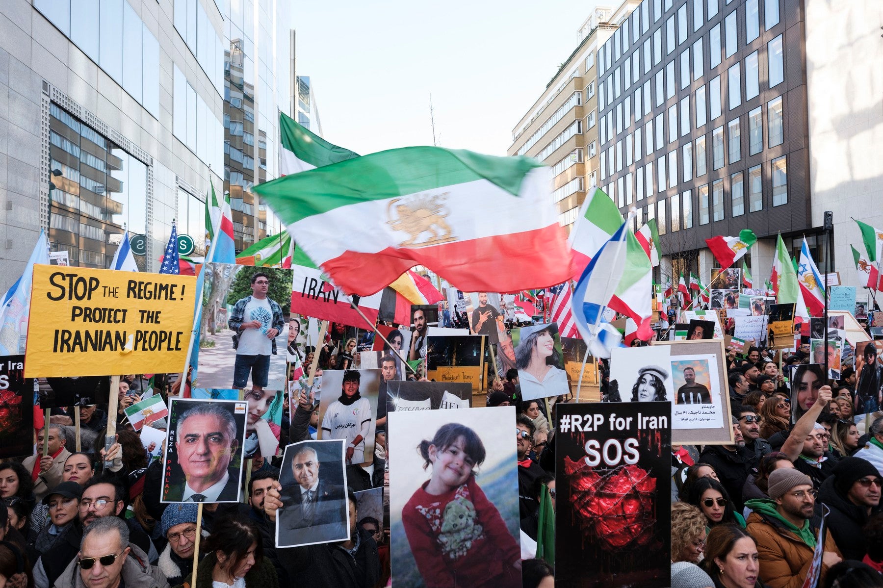 Dát hlas těm, které umlčuje vláda. Íránské módní návrhářky a návrhář o dění v rodné zemi