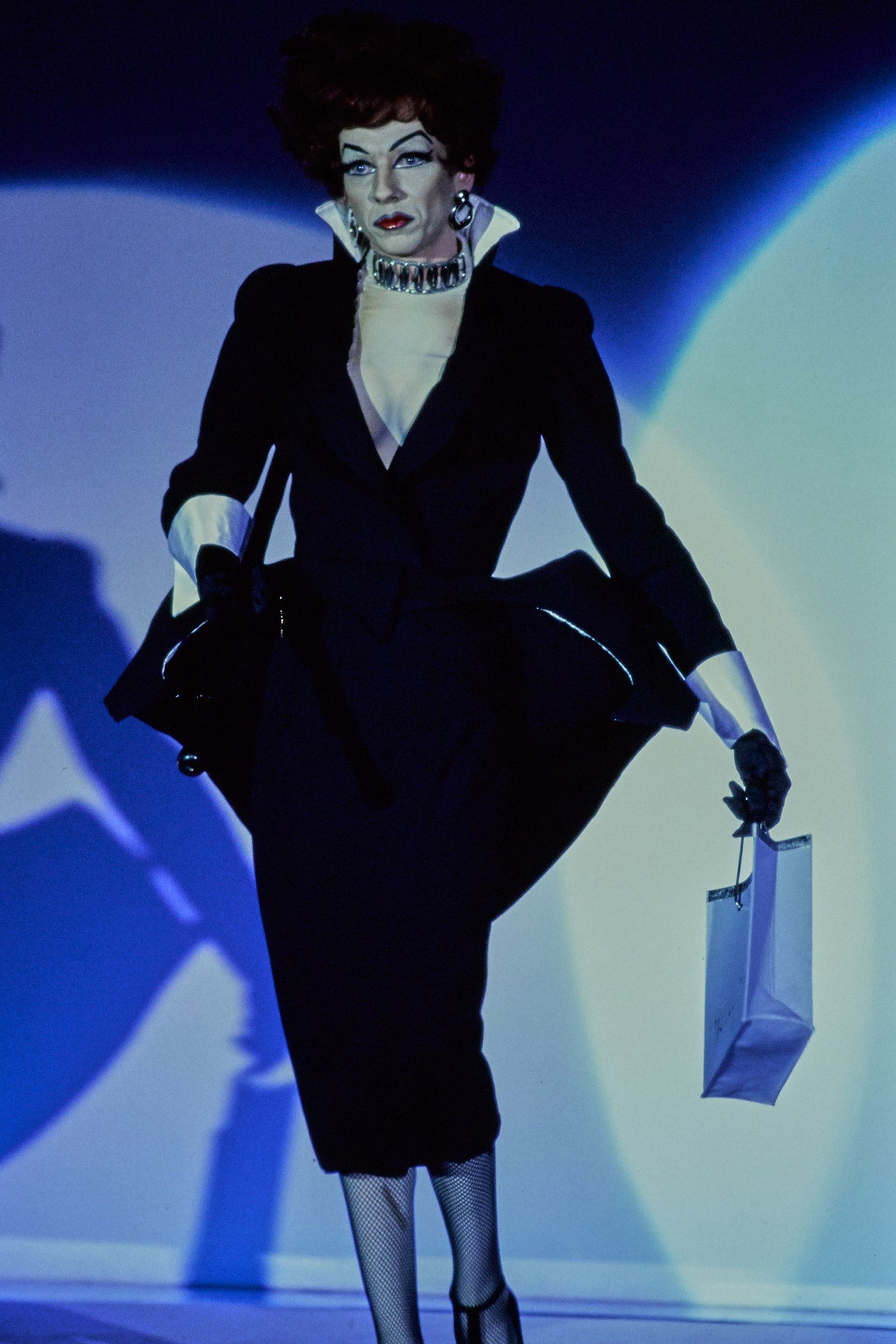 Thierry Mugler SS92: V hlavní roli drag queen Lypsinka a její nezapomenutelné vystoupení. Jeden z prvních z příkladů, kdy se módní svět nechal inspirovat drag kulturou.