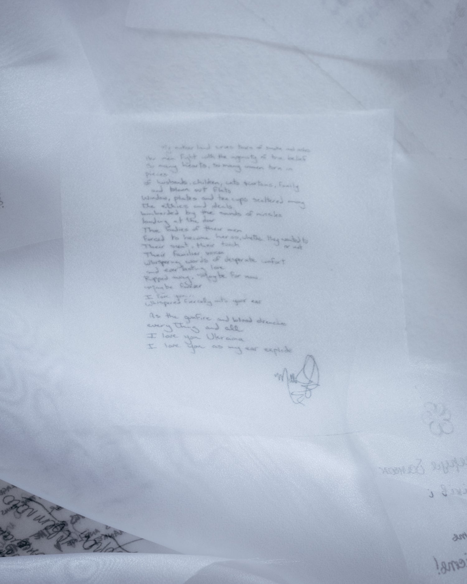 Vzkaz na šatech Love To Ukraine, který poslala Milla Jovovich