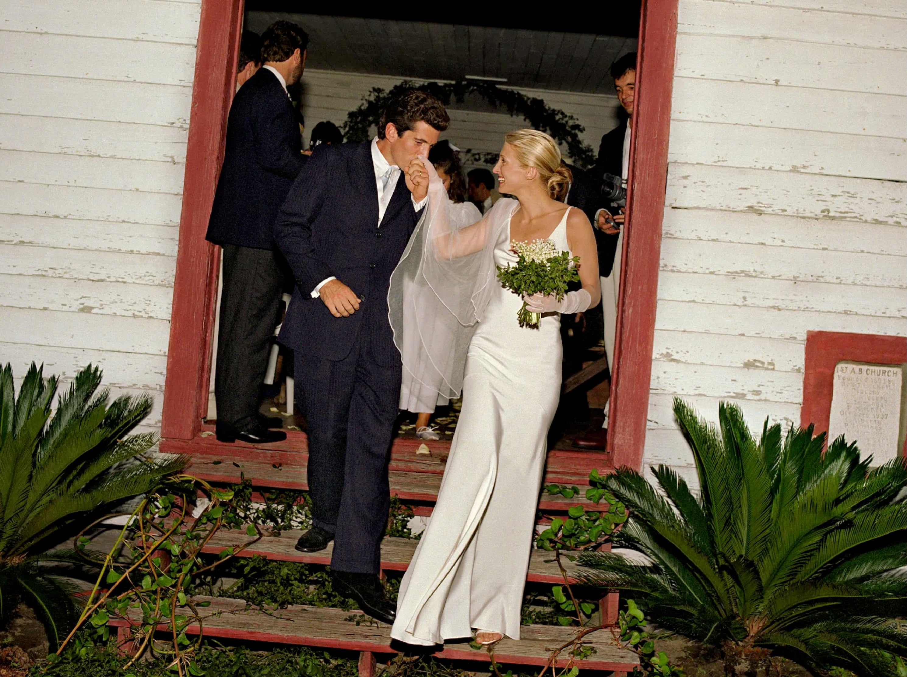 Lekce minimalismu podle Carolyn Bessette-Kennedy. Příběh svatebních šatů, které změnily trendy pro nevěsty navždy