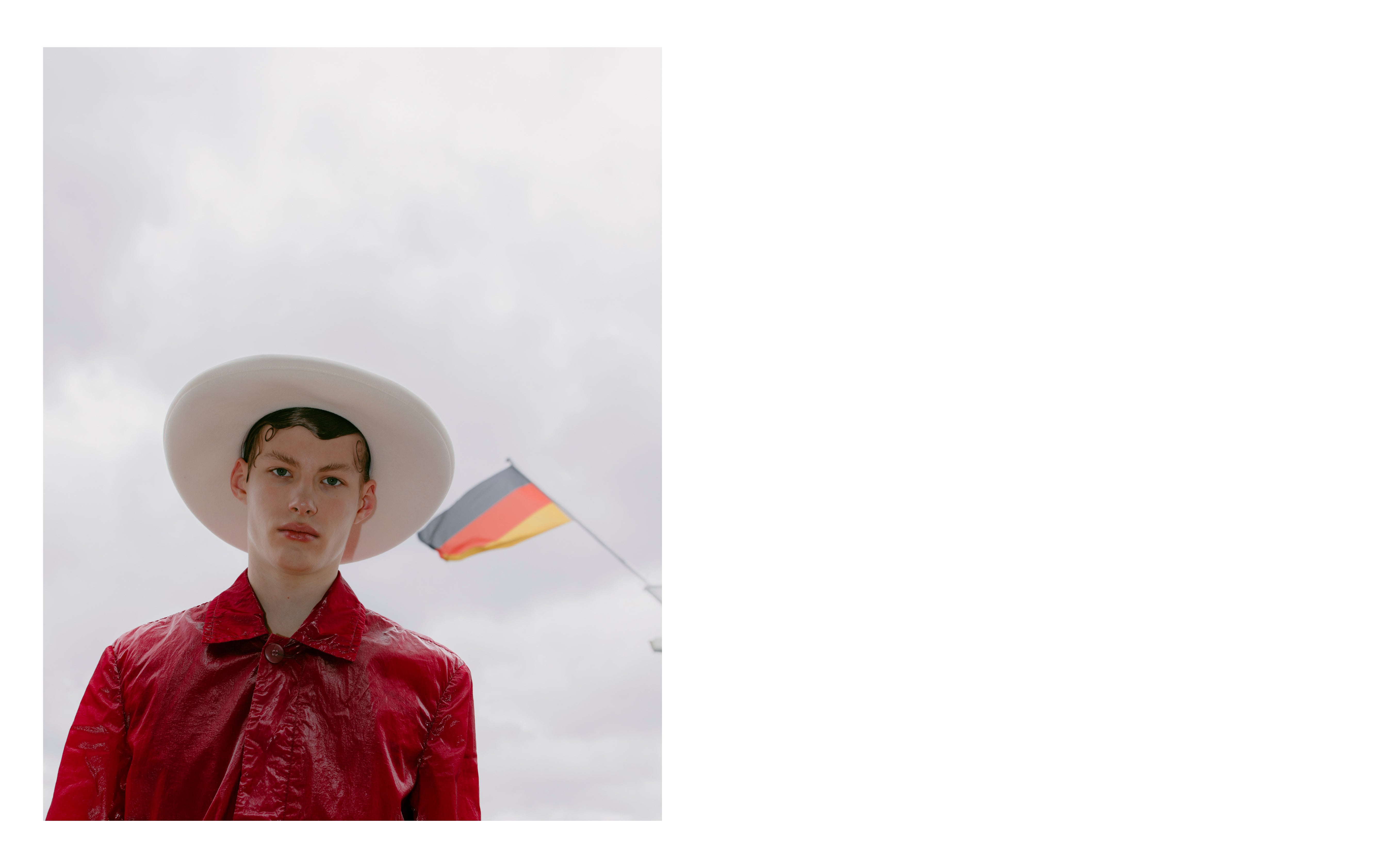 Kabát, Dries Van Noten; klobouk, Gucci. Kabát, Dries Van Noten; klobouk, Gucci.