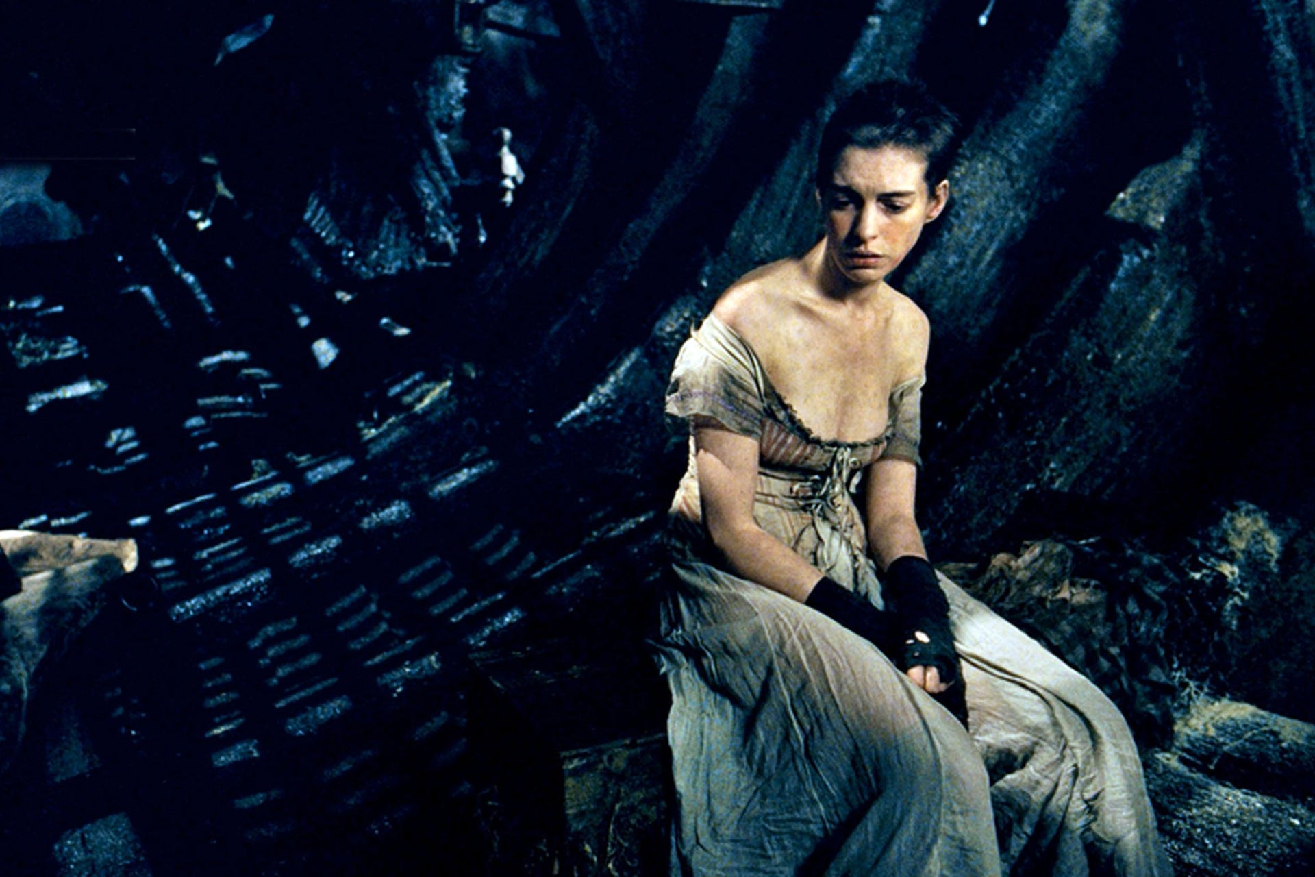 Anne Hathaway jako Fantine ve filmu Bídníci (Les Miserables, 2012).