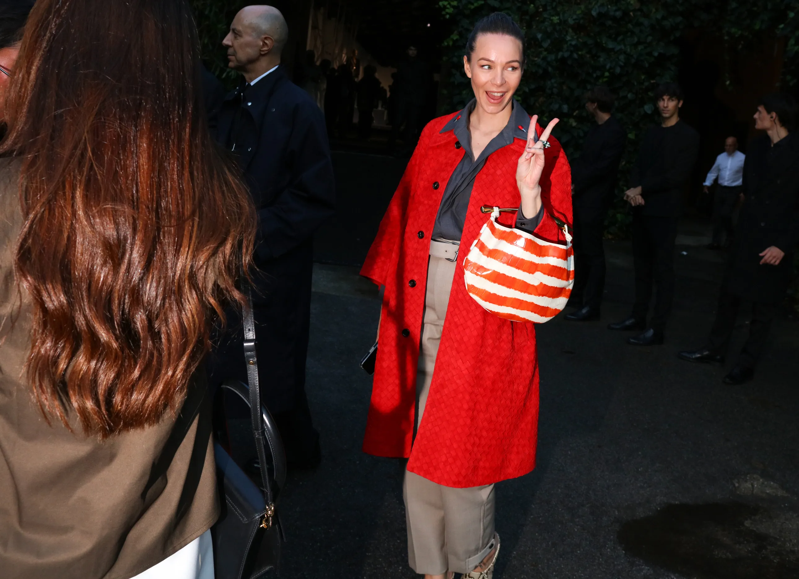 Ciao Milano! Oversized svetry, bílá košile a pouzdrové sukně na milion způsobů vládnou milánskému street stylu