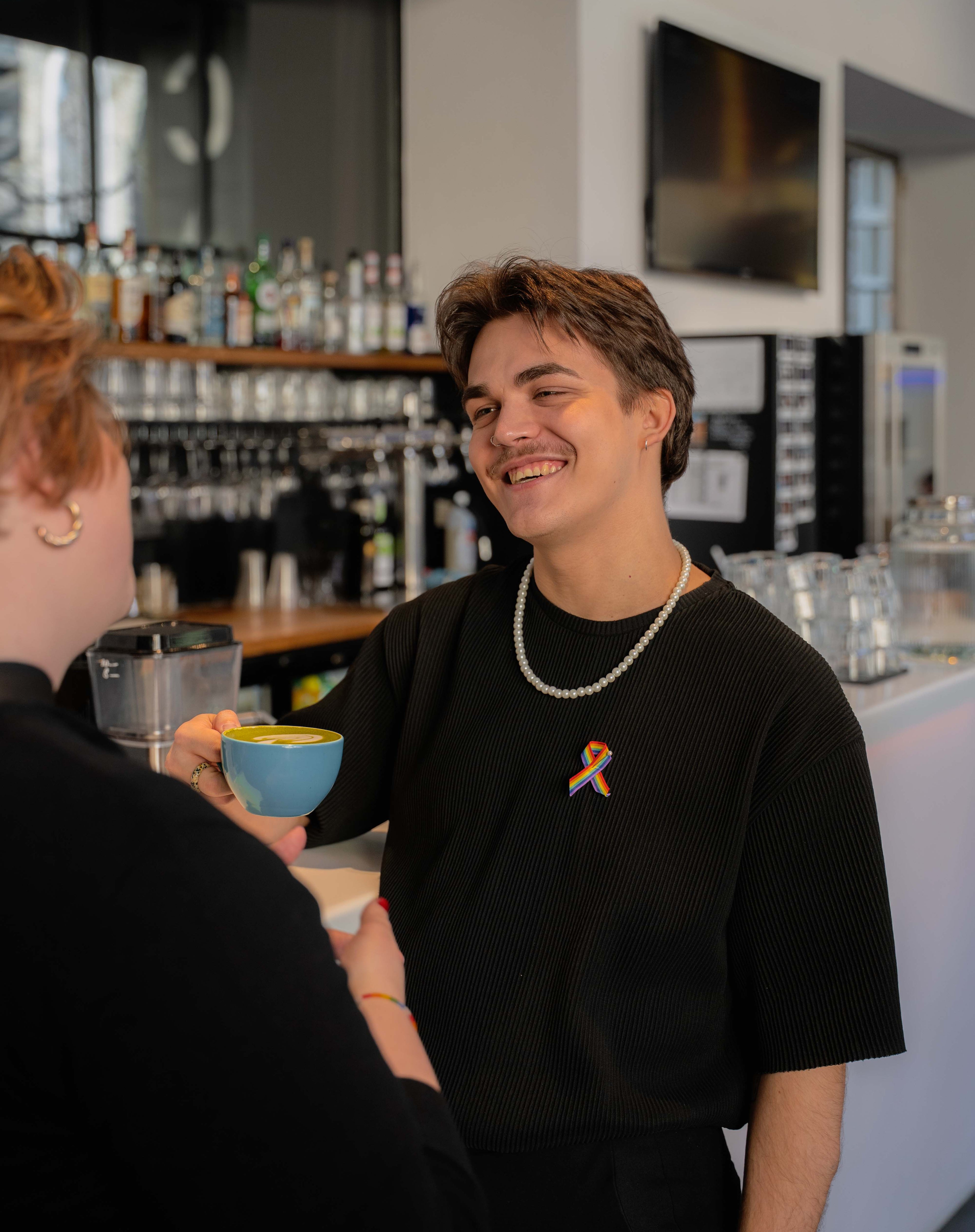 Zvolte respekt, ne nenávist. Připněte si 17. května duhovou stužku Zvolte respekt, ne nenávist. Připněte si 17. května duhovou stužku