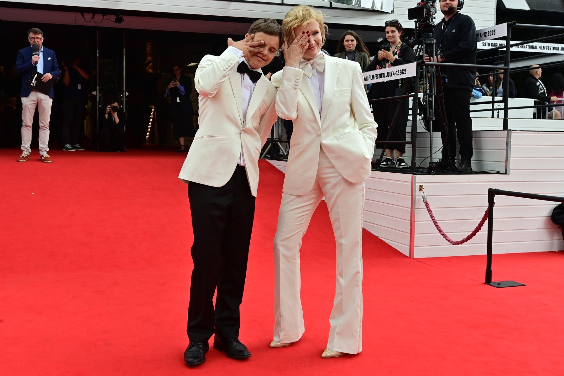 Proč nejstylovější ženy světa nosí bílý kostým právě teď