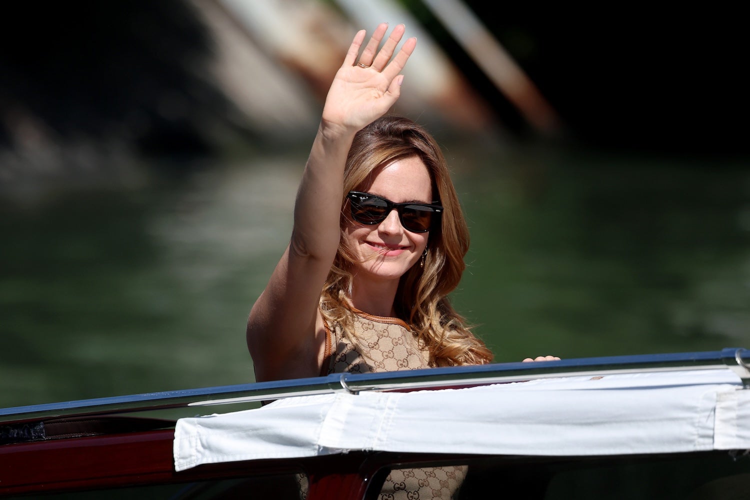 Debut Emmy Watson na benátském festivalu. Co si oblékla a proč to všechny nadchlo