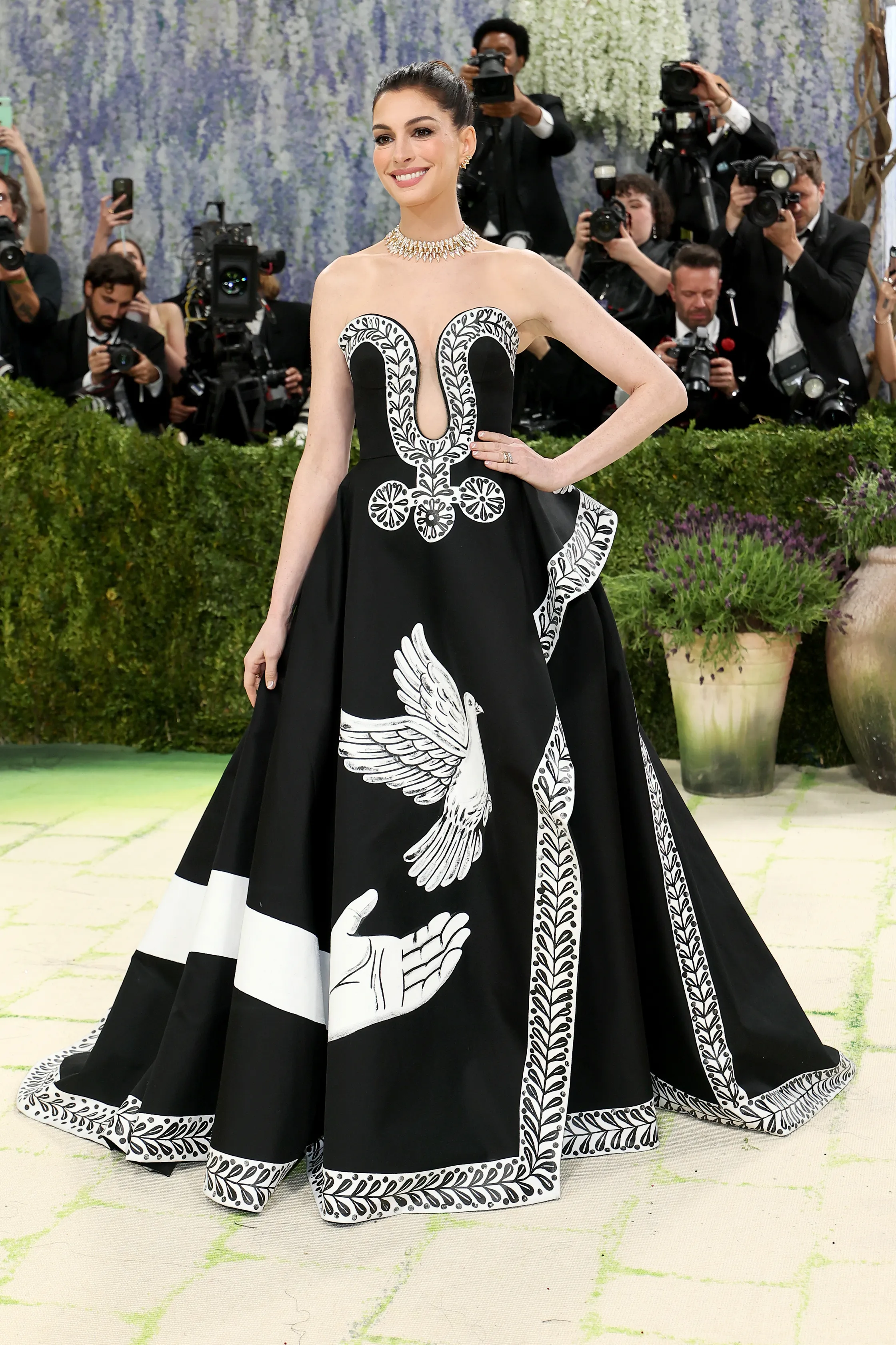 Met Gala 2026: Anne Hathaway v šatech Michael Kors
