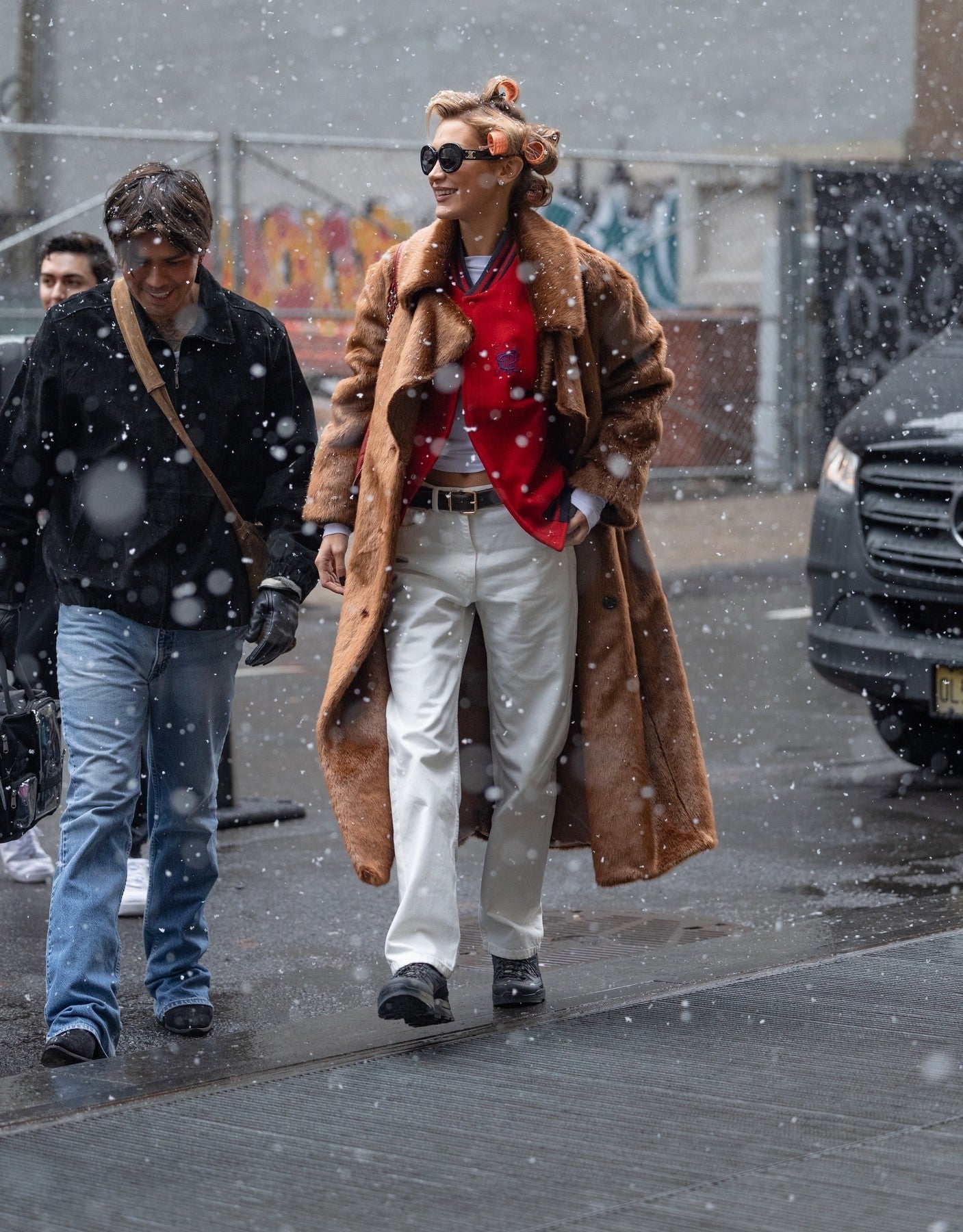 Bella Hadid remixuje gorpcore s natáčkami jako po babičce