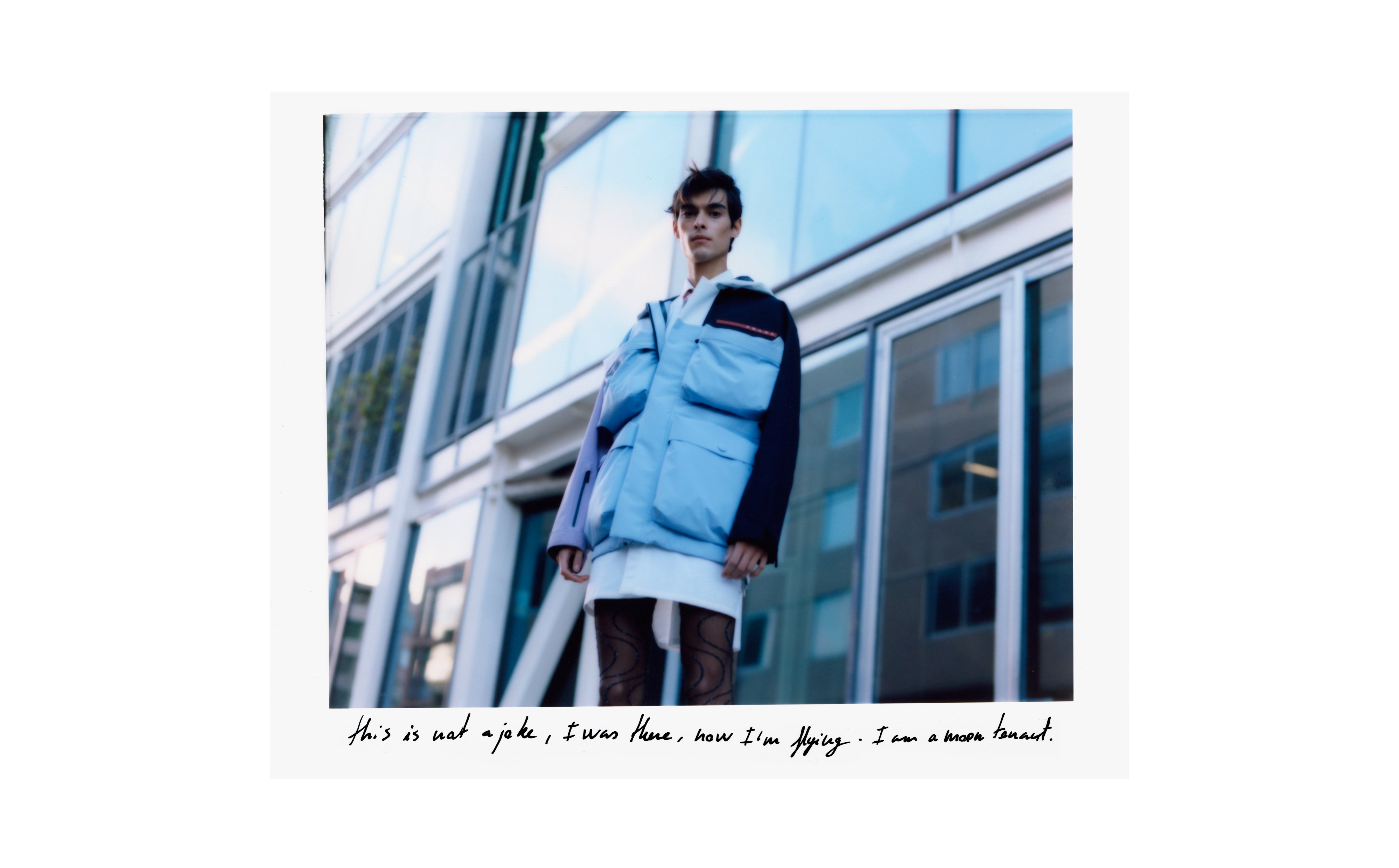 Vesta, košile, kalhoty, vše Prada. Vesta, košile, kalhoty, vše Prada.