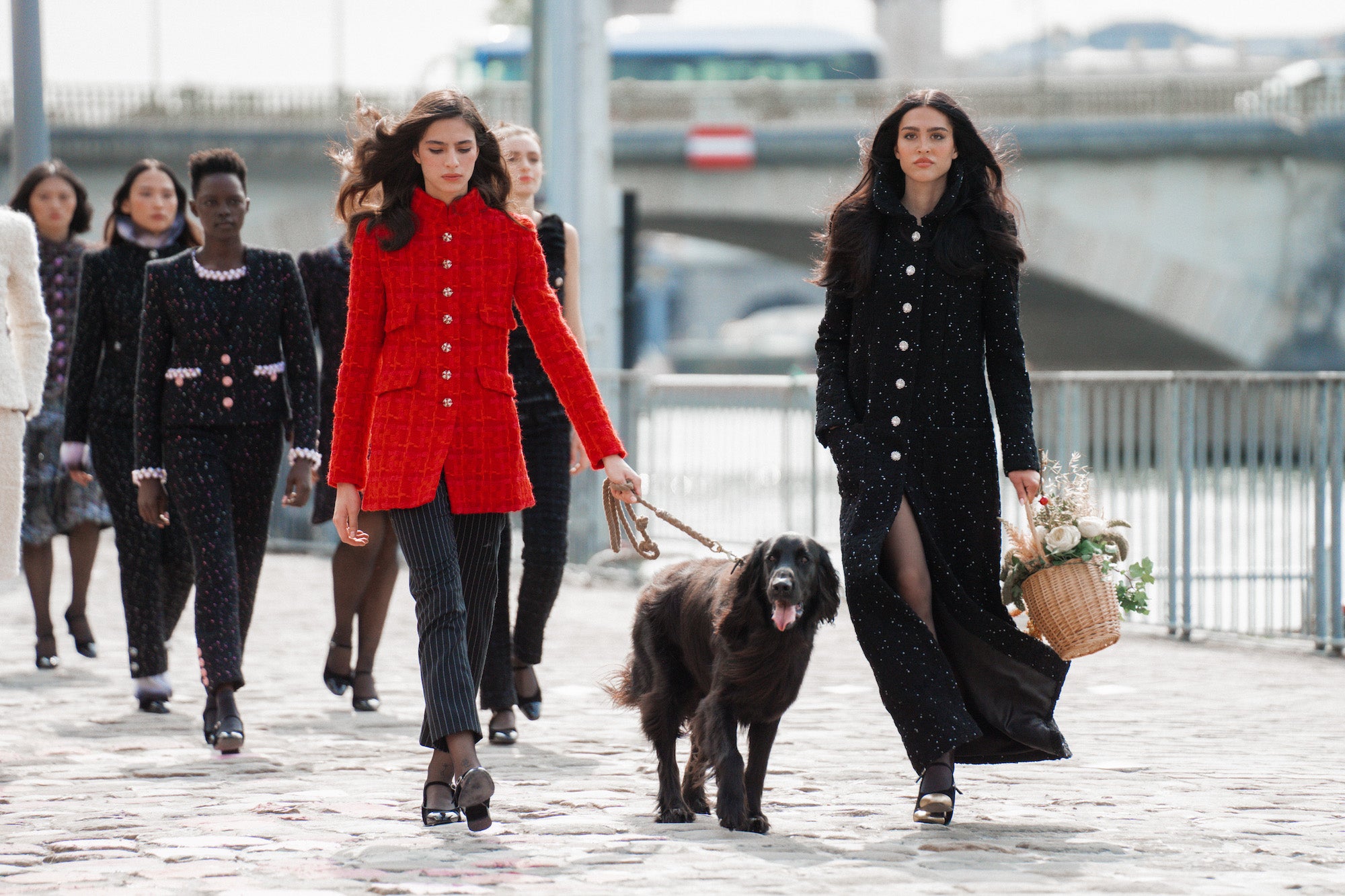 Co bylo dřív, Pařížanka, nebo Chanel? Přehlídka Chanel Haute Couture na nábřeží oslavuje esenci pařížského stylu