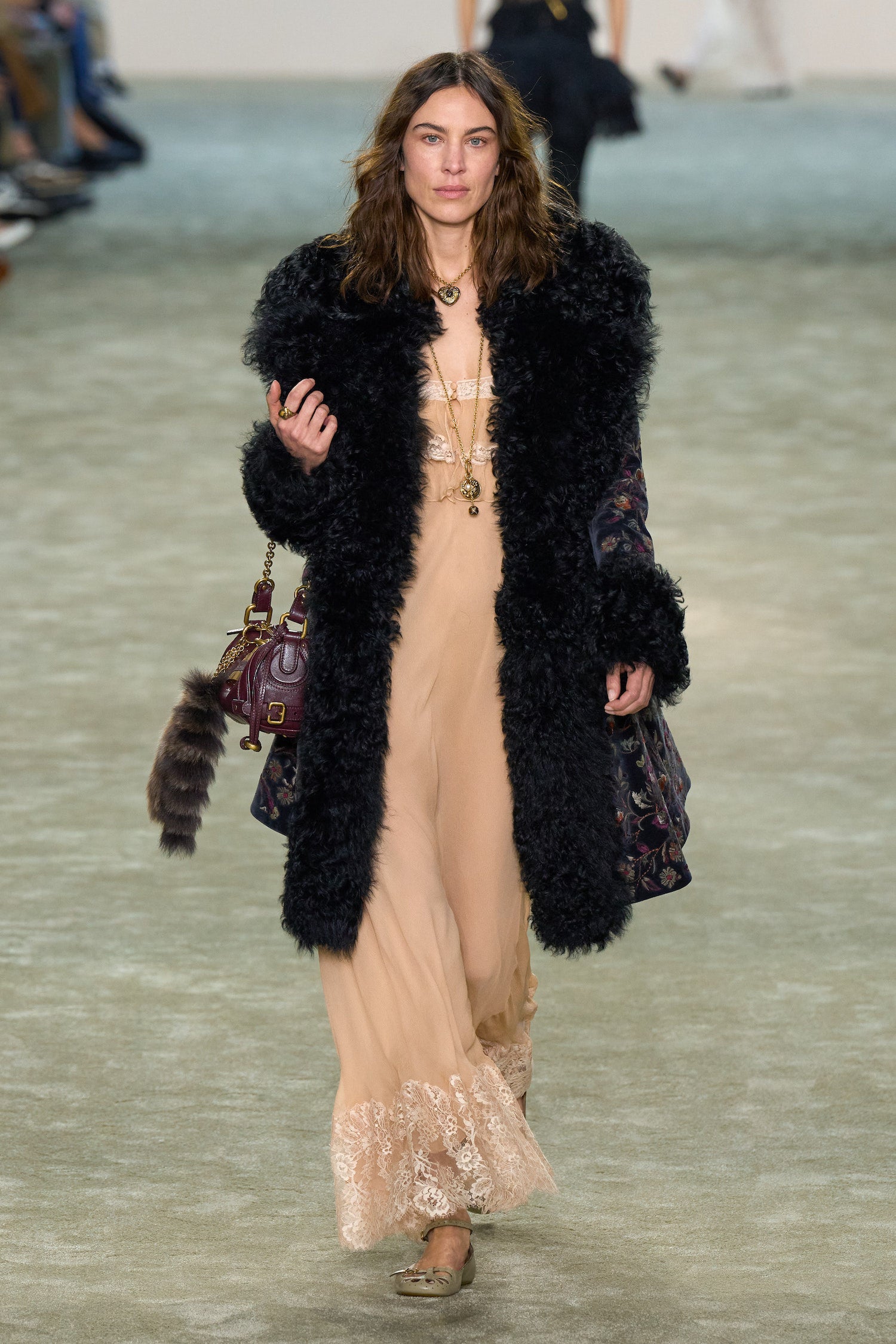 Na přehlídce Chloé zářila i Alexa Chung – věčná múza boho chic